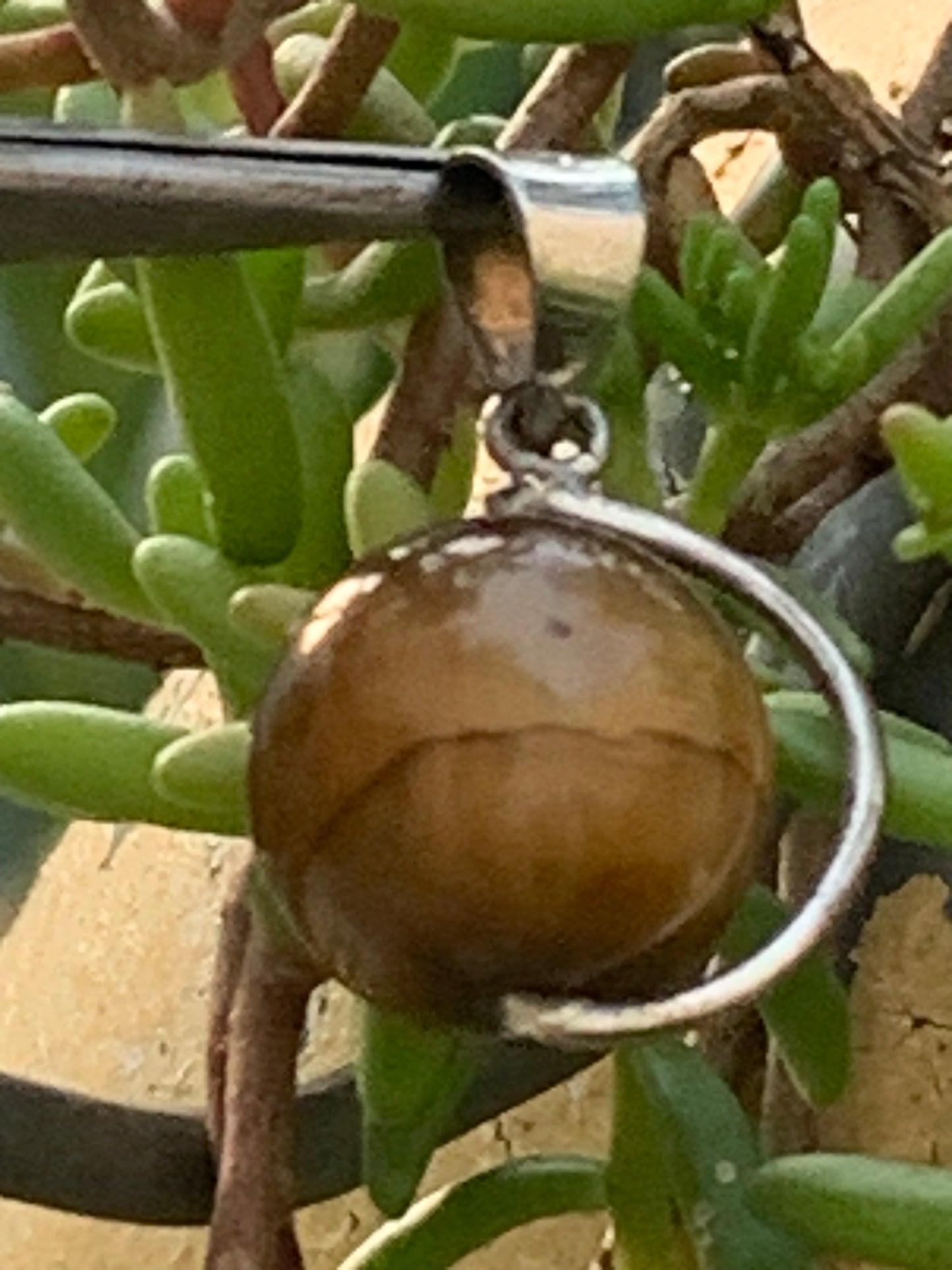 Oeil de tigre, pendentif 'Globe' en Argent, de 28mm de hauteur x 17 de largeur x 14 d'épaisseur. Vendu avec cordon réglable de couleur noire offert !