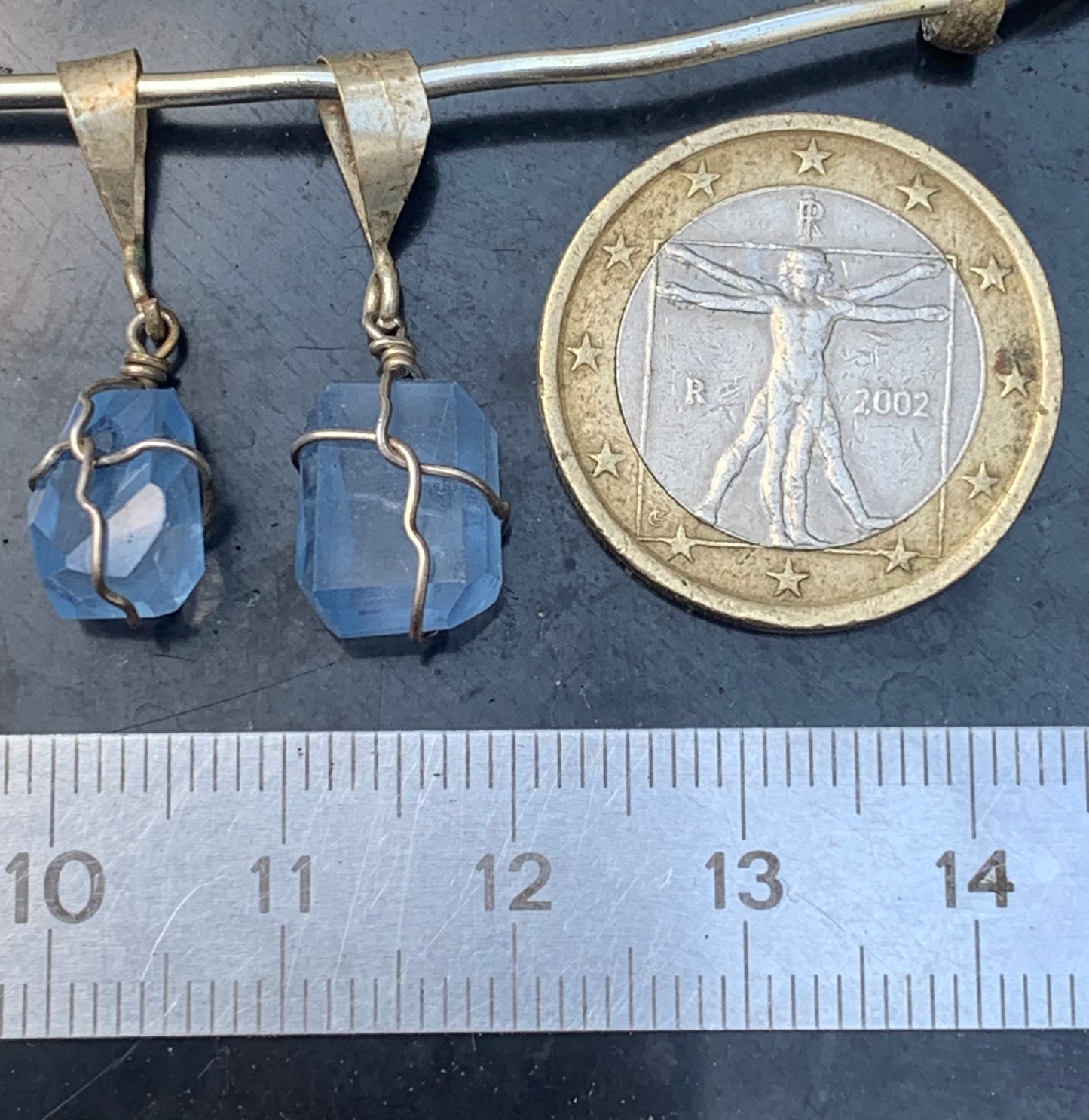 Topaze bleue, 2 pendentifs au choix en Argent, de 26mm de hauteur x 9 de largeur x 9 d'épaisseur. Vendu avec cordon réglable de couleur noire offert !