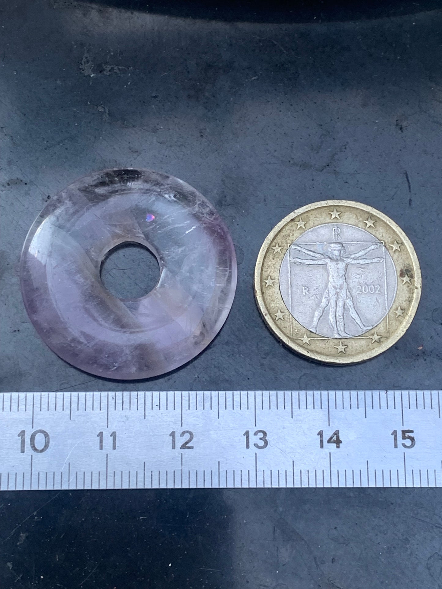 Améthyste, pendentif 'donuts' de 30mm de hauteur x 30 de largeur x 6 d'épaisseur. Vendu avec cordon réglable de couleur noire offert !