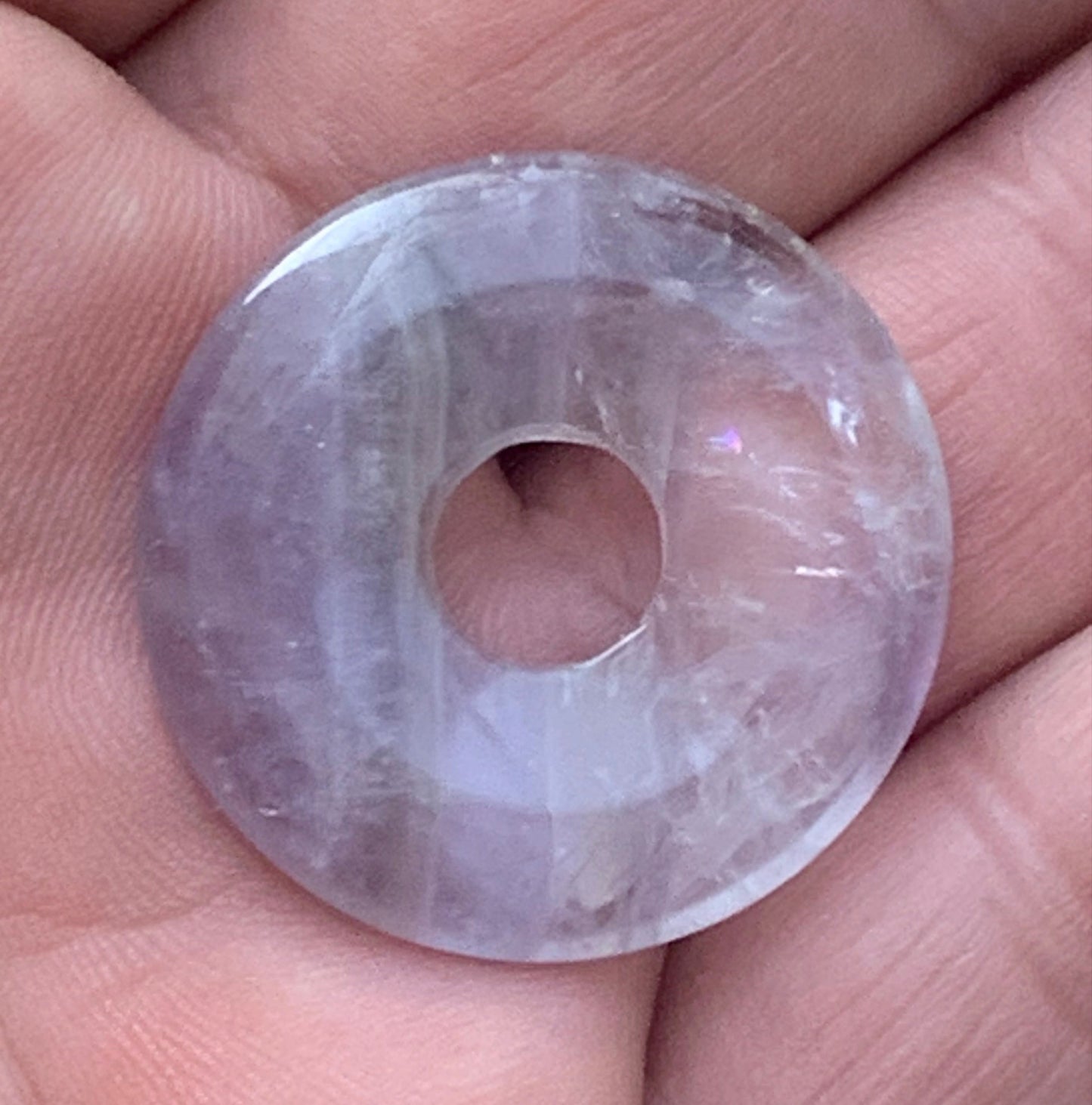 Améthyste, pendentif 'donuts' de 30mm de hauteur x 30 de largeur x 6 d'épaisseur. Vendu avec cordon réglable de couleur noire offert !