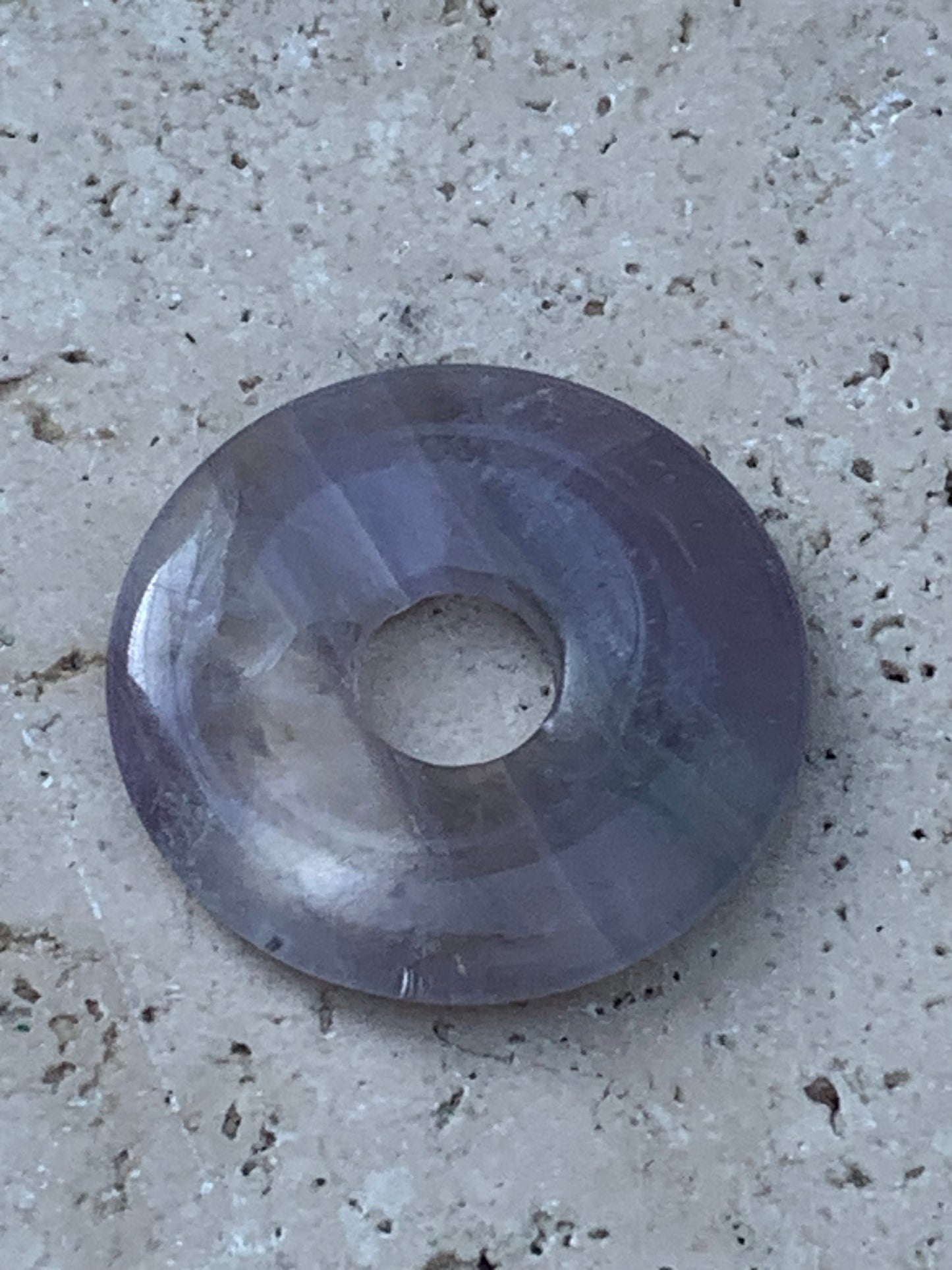 Améthyste, pendentif 'donuts' de 30mm de hauteur x 30 de largeur x 6 d'épaisseur. Vendu avec cordon réglable de couleur noire offert !