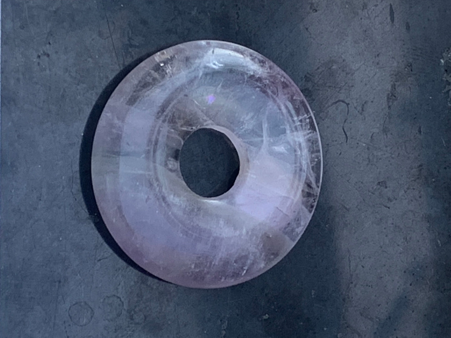 Améthyste, pendentif 'donuts' de 30mm de hauteur x 30 de largeur x 6 d'épaisseur. Vendu avec cordon réglable de couleur noire offert !