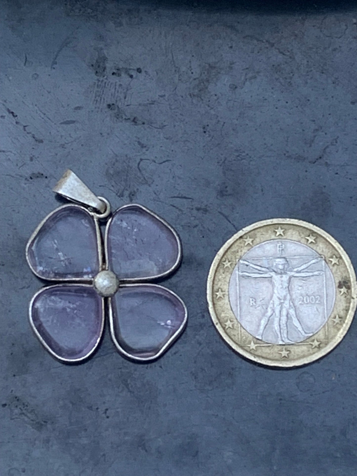 Améthyste, pendentif 'tréfle à 4 feuilles' de 35mm de hauteur x 25 de largeur x 4 d'épaisseur. Vendu avec cordon réglable de couleur noire offert !