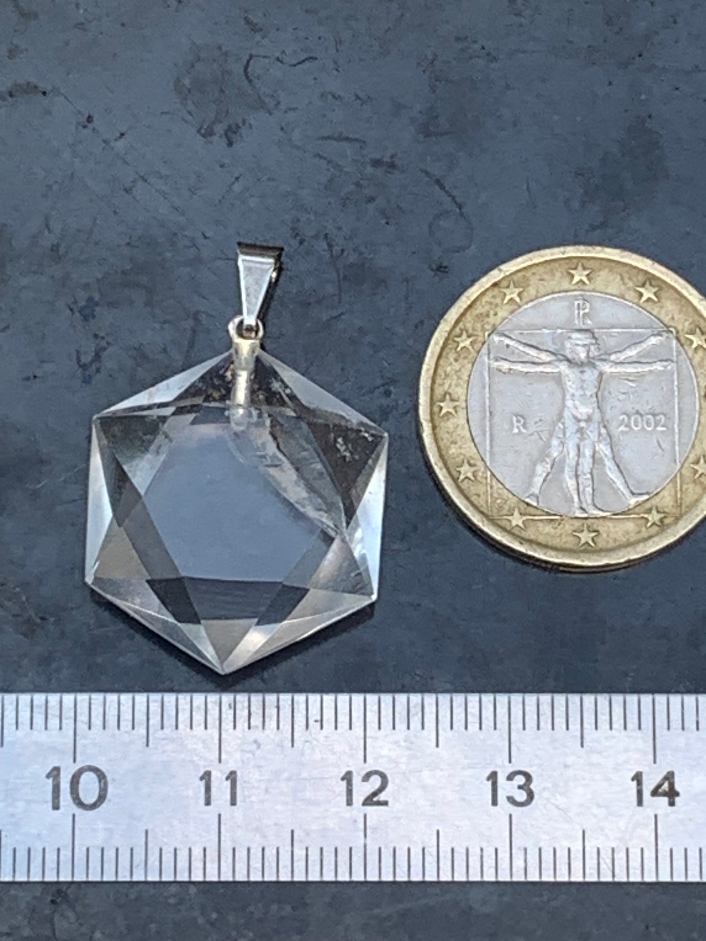 Cristal de roche/ quartz, pendentif 'Sceau de Salomon', de qualité AAA, 30mm de hauteur x 20 de largeur x 8 d'épaisseur. Vendu avec cordon réglable de couleur noire ! Un bijou en cristal, pour ceux qui aiment marcher entre lumière et mystère !