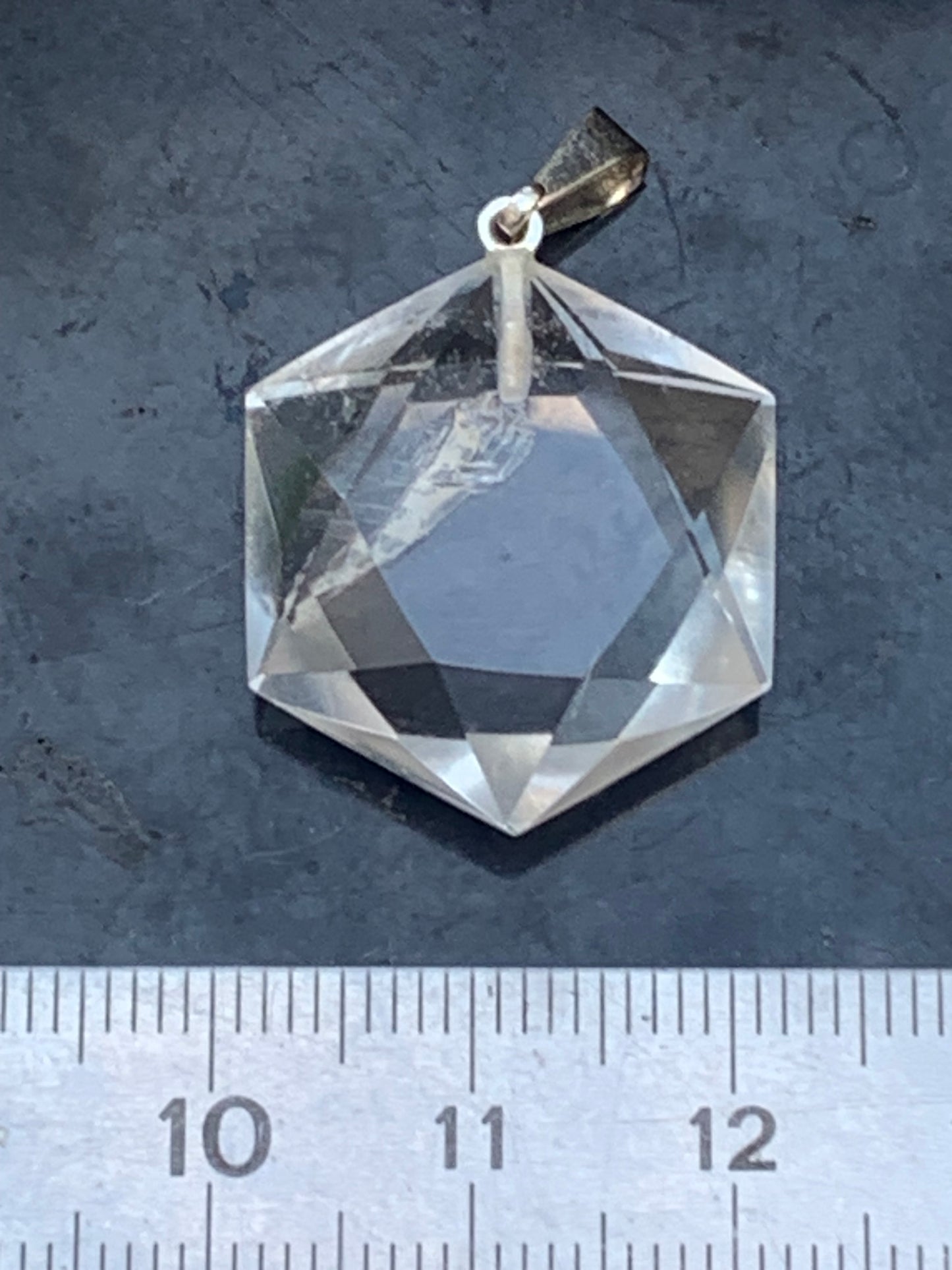 Cristal de roche/ quartz, pendentif 'Sceau de Salomon', de qualité AAA, 30mm de hauteur x 20 de largeur x 8 d'épaisseur. Vendu avec cordon réglable de couleur noire ! Un bijou en cristal, pour ceux qui aiment marcher entre lumière et mystère !