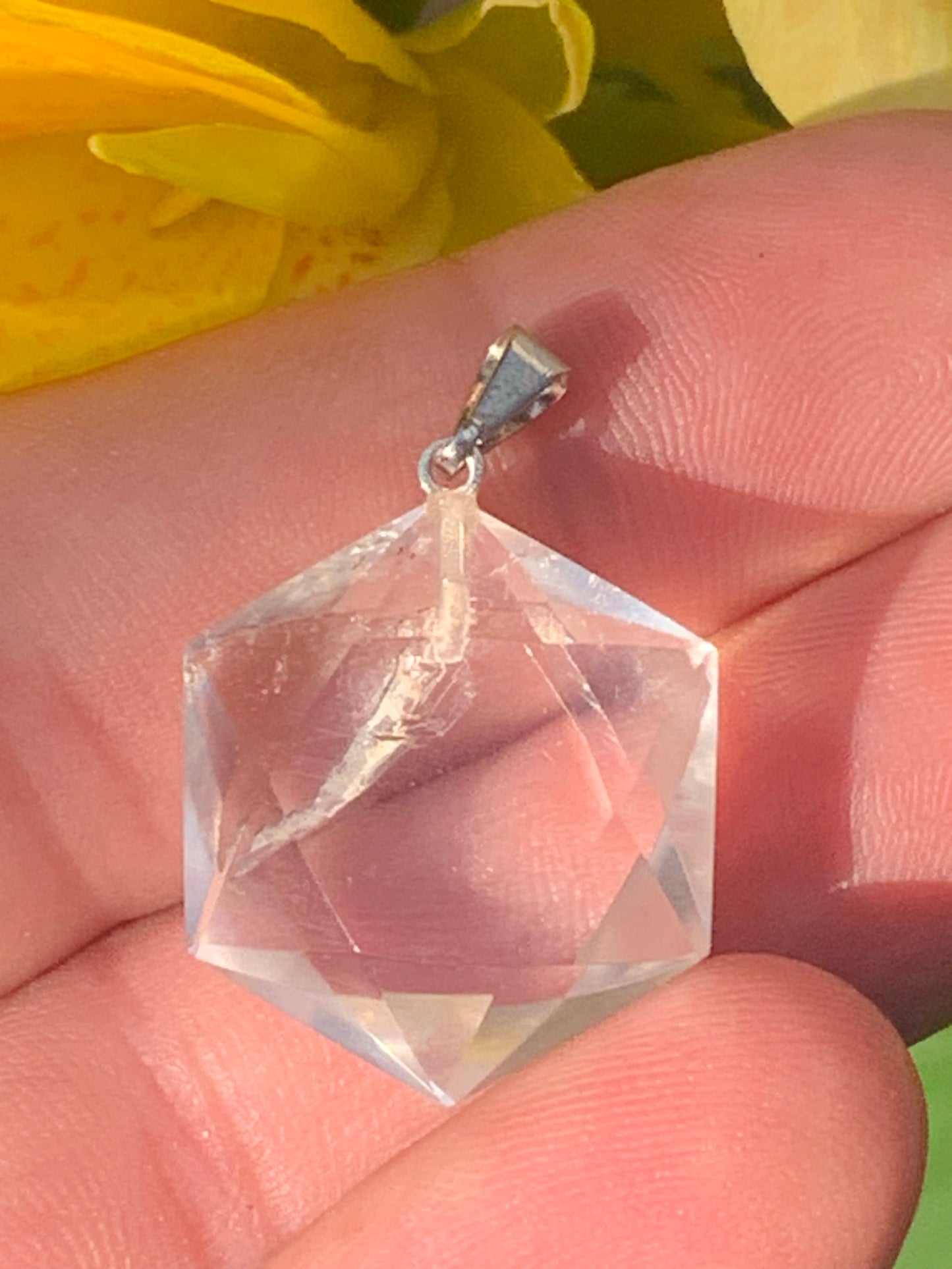 Cristal de roche/ quartz, pendentif 'Sceau de Salomon', de qualité AAA, 30mm de hauteur x 20 de largeur x 8 d'épaisseur. Vendu avec cordon réglable de couleur noire ! Un bijou en cristal, pour ceux qui aiment marcher entre lumière et mystère !