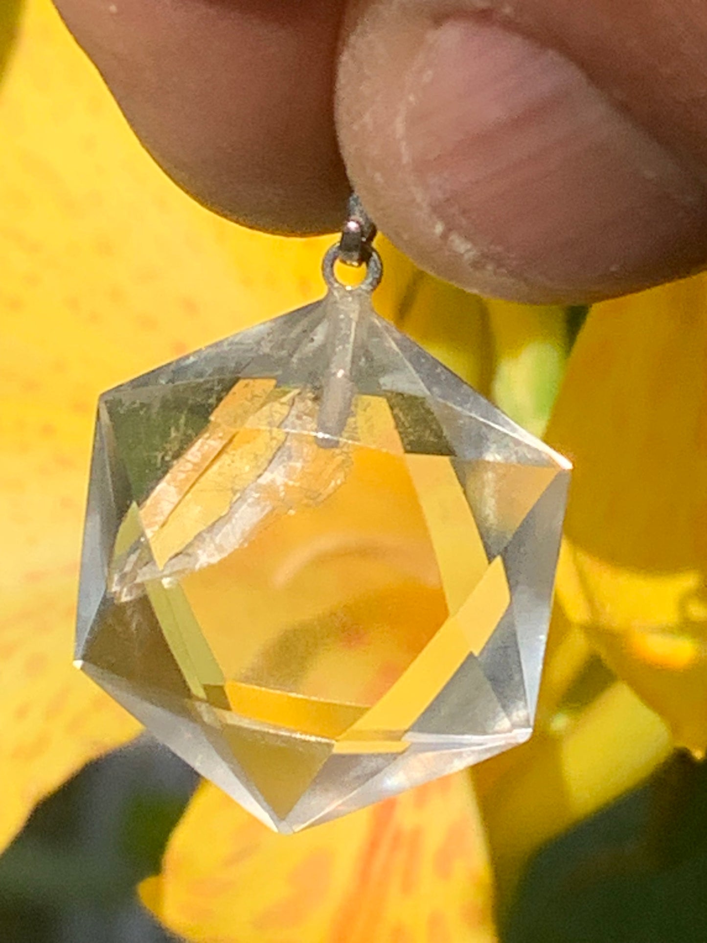 Cristal de roche/ quartz, pendentif 'Sceau de Salomon', de qualité AAA, 30mm de hauteur x 20 de largeur x 8 d'épaisseur. Vendu avec cordon réglable de couleur noire ! Un bijou en cristal, pour ceux qui aiment marcher entre lumière et mystère !