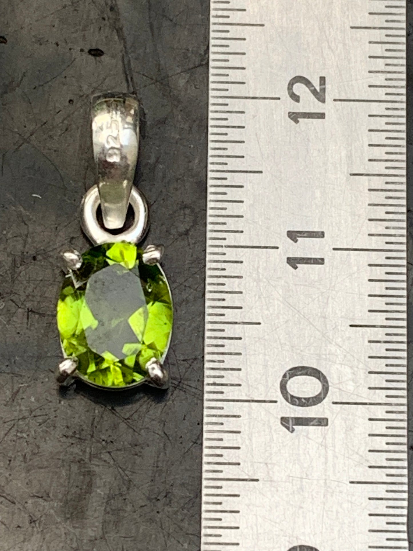 Pendentif ovale en argent avec péridot – Bijou fin et lumineux, dimensions 18 x 8 x 5 mm !