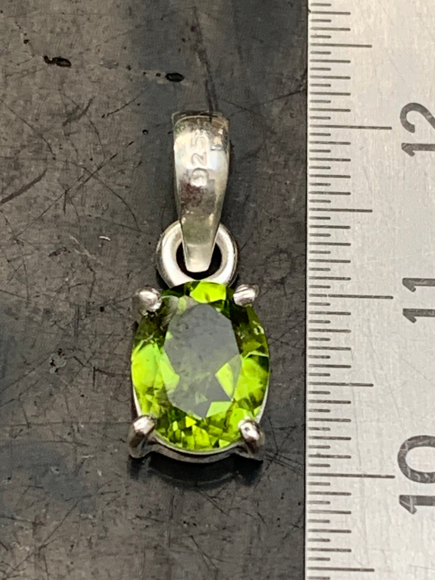 Pendentif ovale en argent avec péridot – Bijou fin et lumineux, dimensions 18 x 8 x 5 mm !