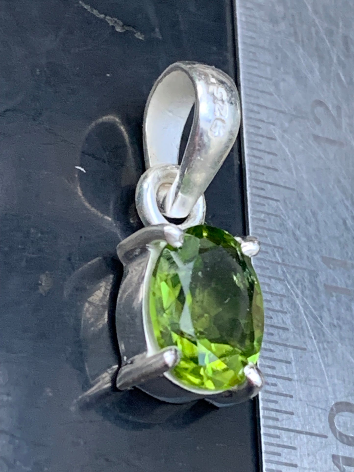 Pendentif ovale en argent avec péridot – Bijou fin et lumineux, dimensions 18 x 8 x 5 mm !
