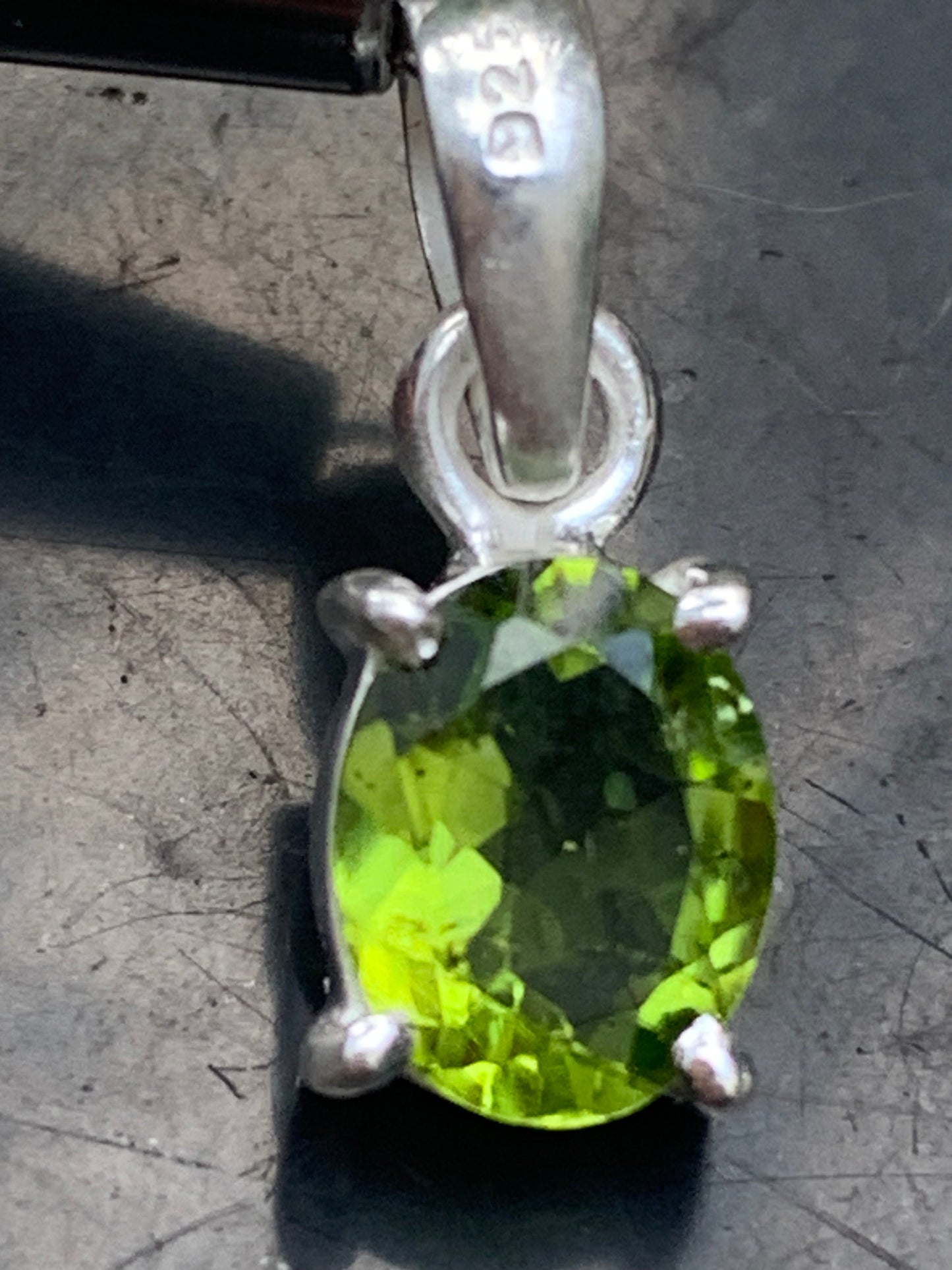 Pendentif ovale en argent avec péridot – Bijou fin et lumineux, dimensions 18 x 8 x 5 mm !