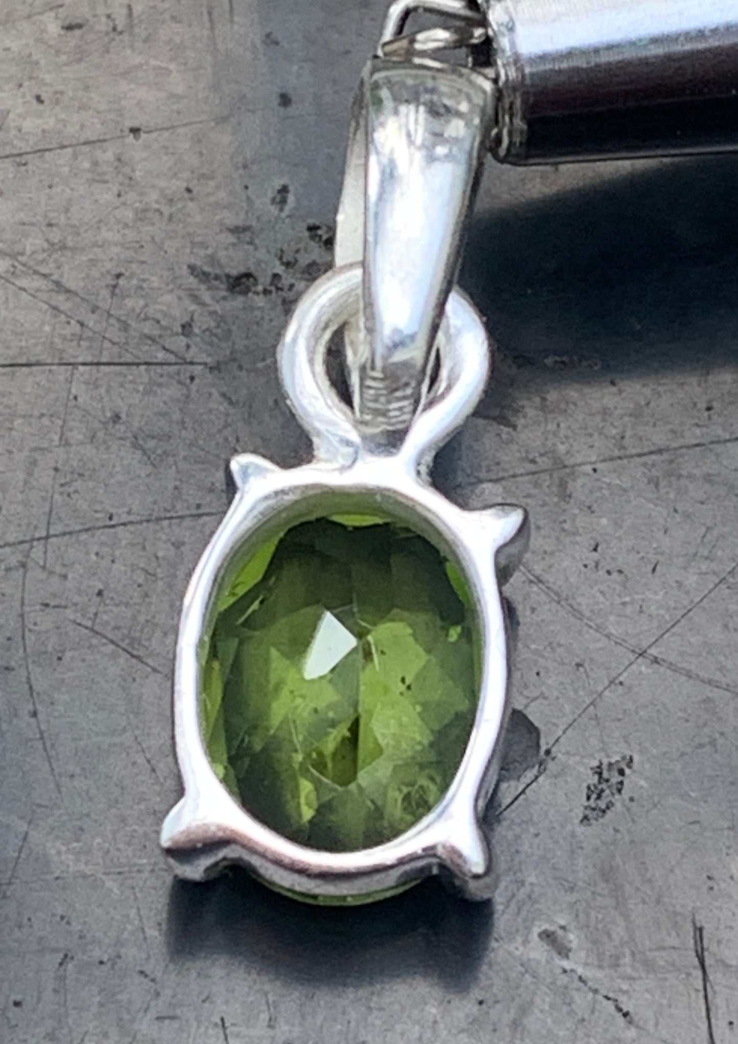 Pendentif ovale en argent avec péridot – Bijou fin et lumineux, dimensions 18 x 8 x 5 mm !