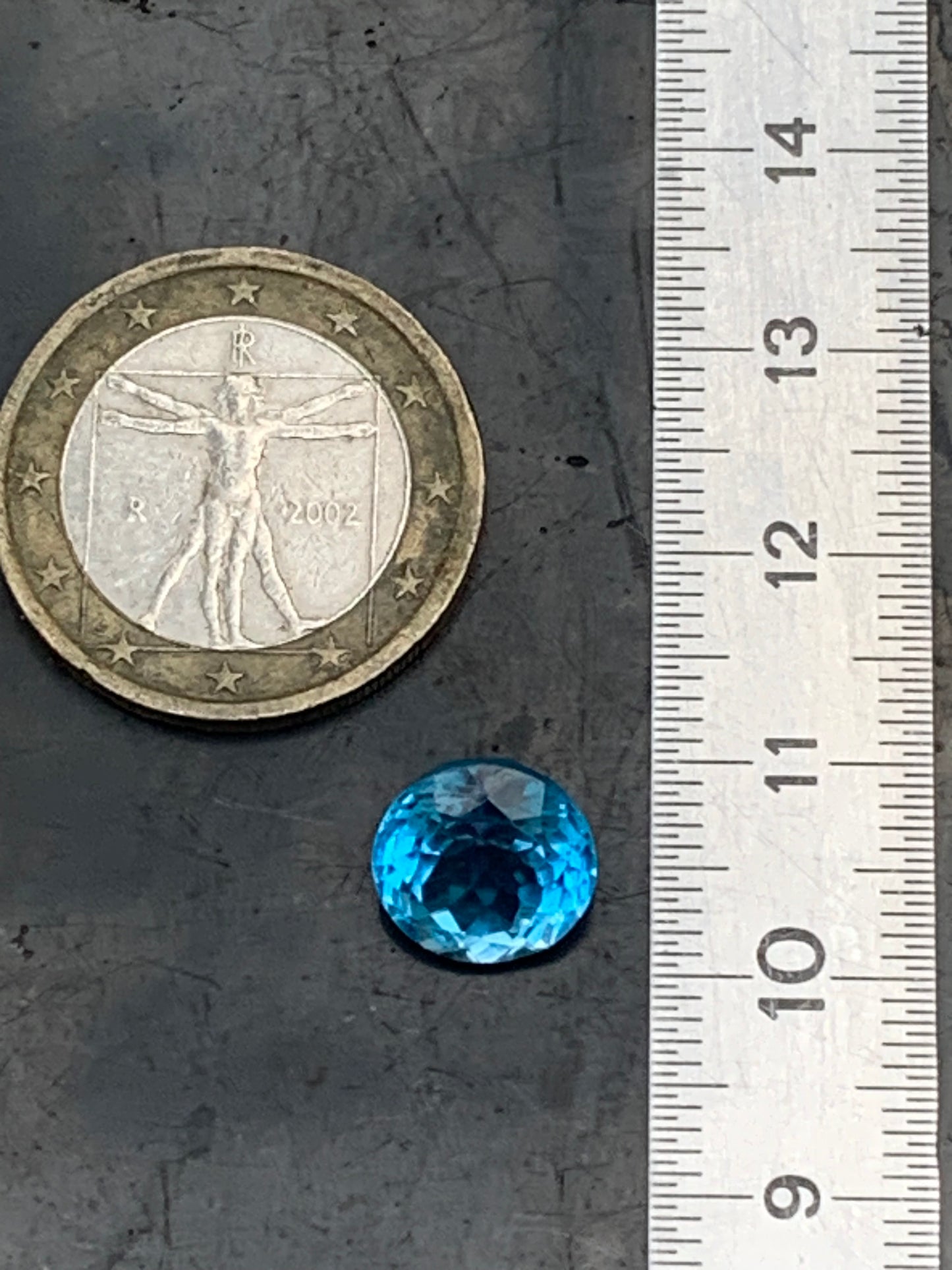 Topaze bleue naturelle de 5,23 carats. Taille de 10 mm de diamètre x 7,50. Parfait en collection, bijouterie, exposition...