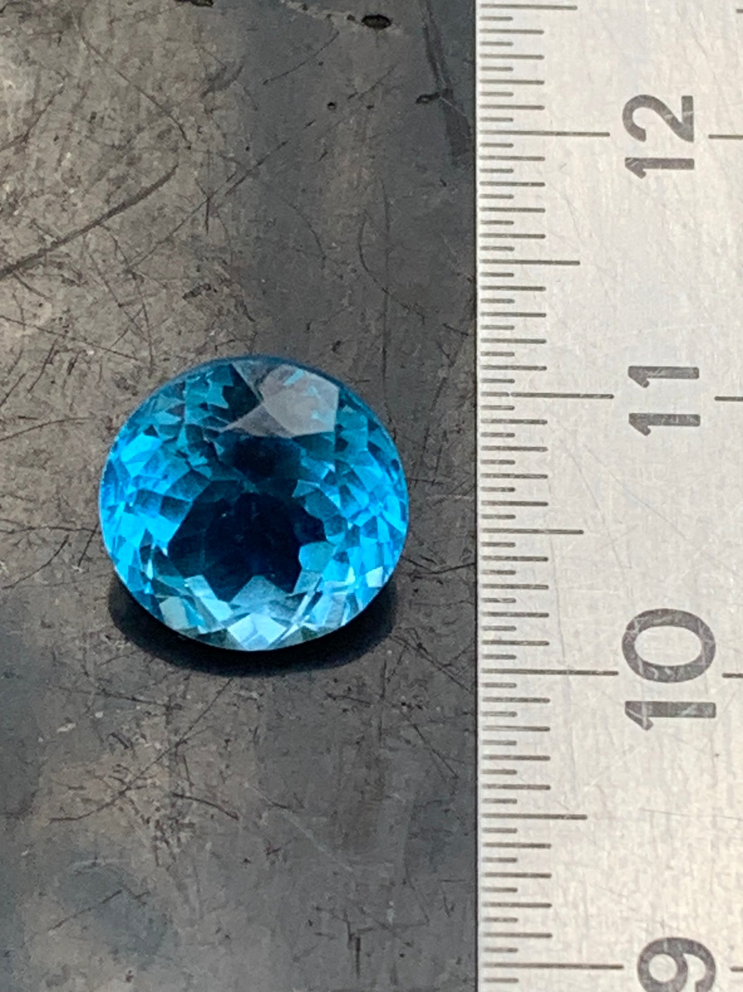 Topaze bleue naturelle de 5,23 carats. Taille de 10 mm de diamètre x 7,50. Parfait en collection, bijouterie, exposition...