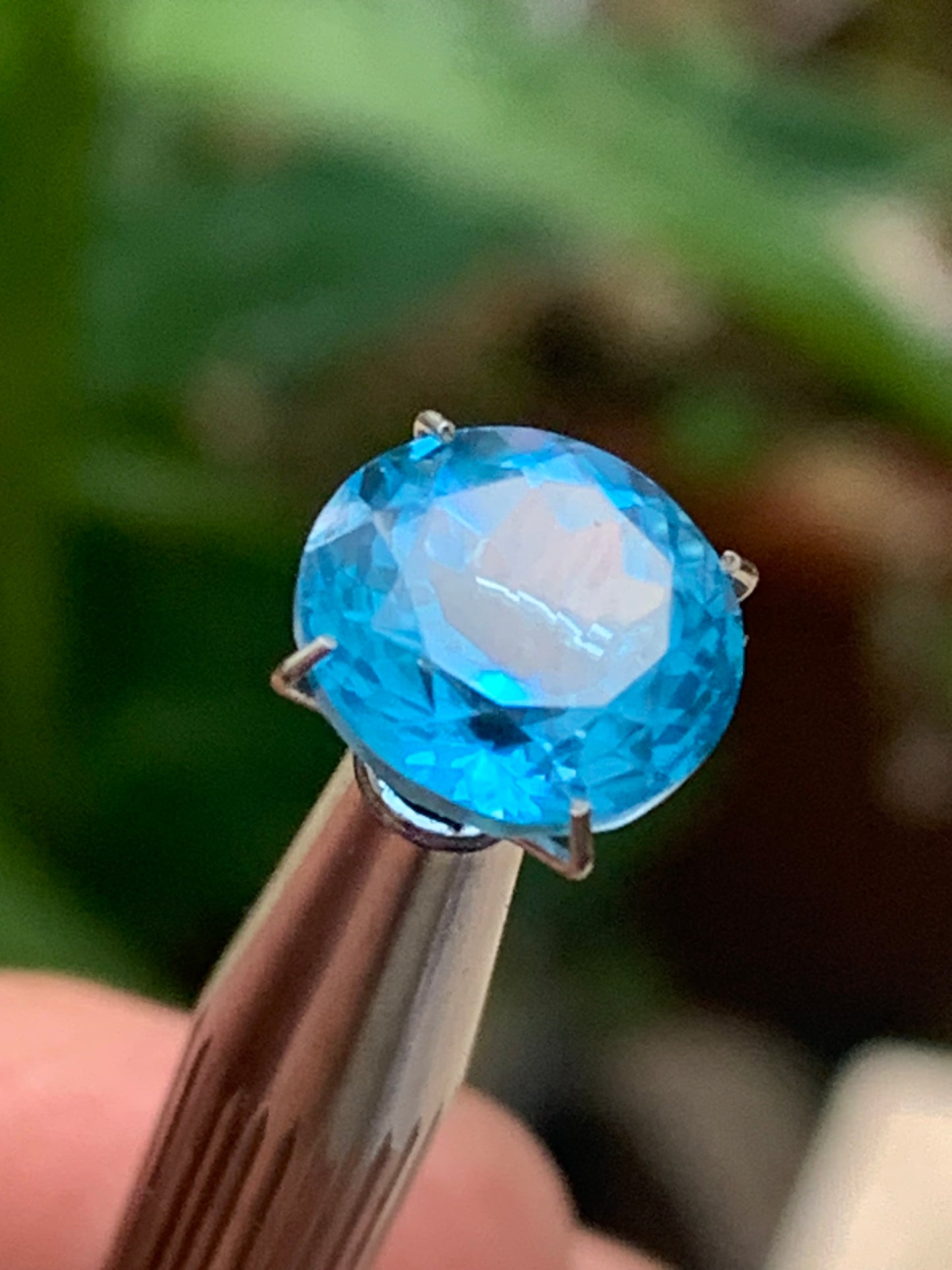 Topaze bleue naturelle de 5,23 carats. Taille de 10 mm de diamètre x 7,50. Parfait en collection, bijouterie, exposition...