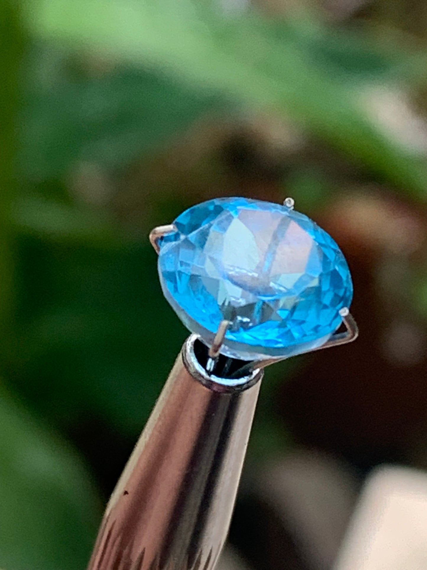 Topaze bleue naturelle de 5,23 carats. Taille de 10 mm de diamètre x 7,50. Parfait en collection, bijouterie, exposition...