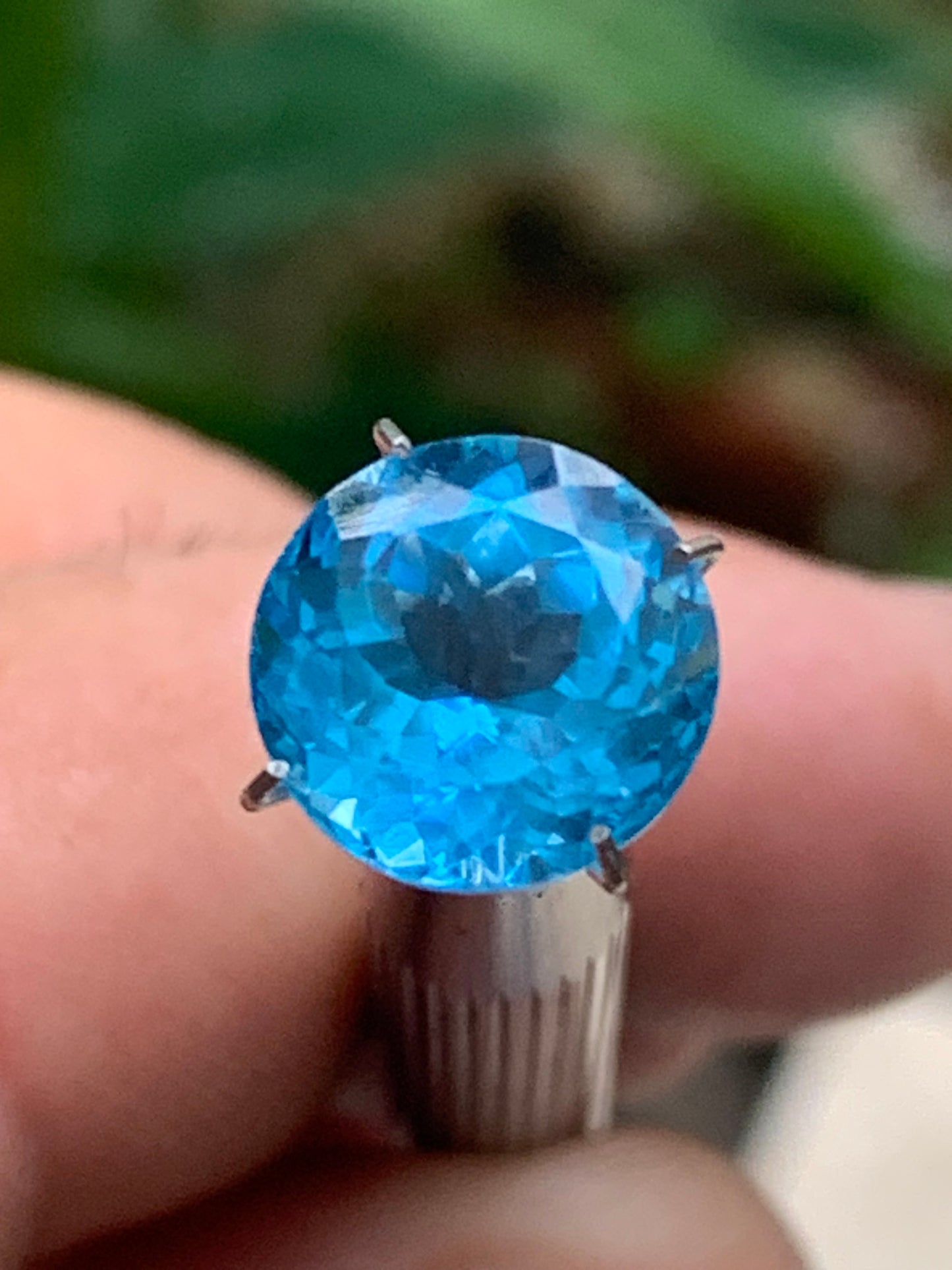 Topaze bleue naturelle de 5,23 carats. Taille de 10 mm de diamètre x 7,50. Parfait en collection, bijouterie, exposition...