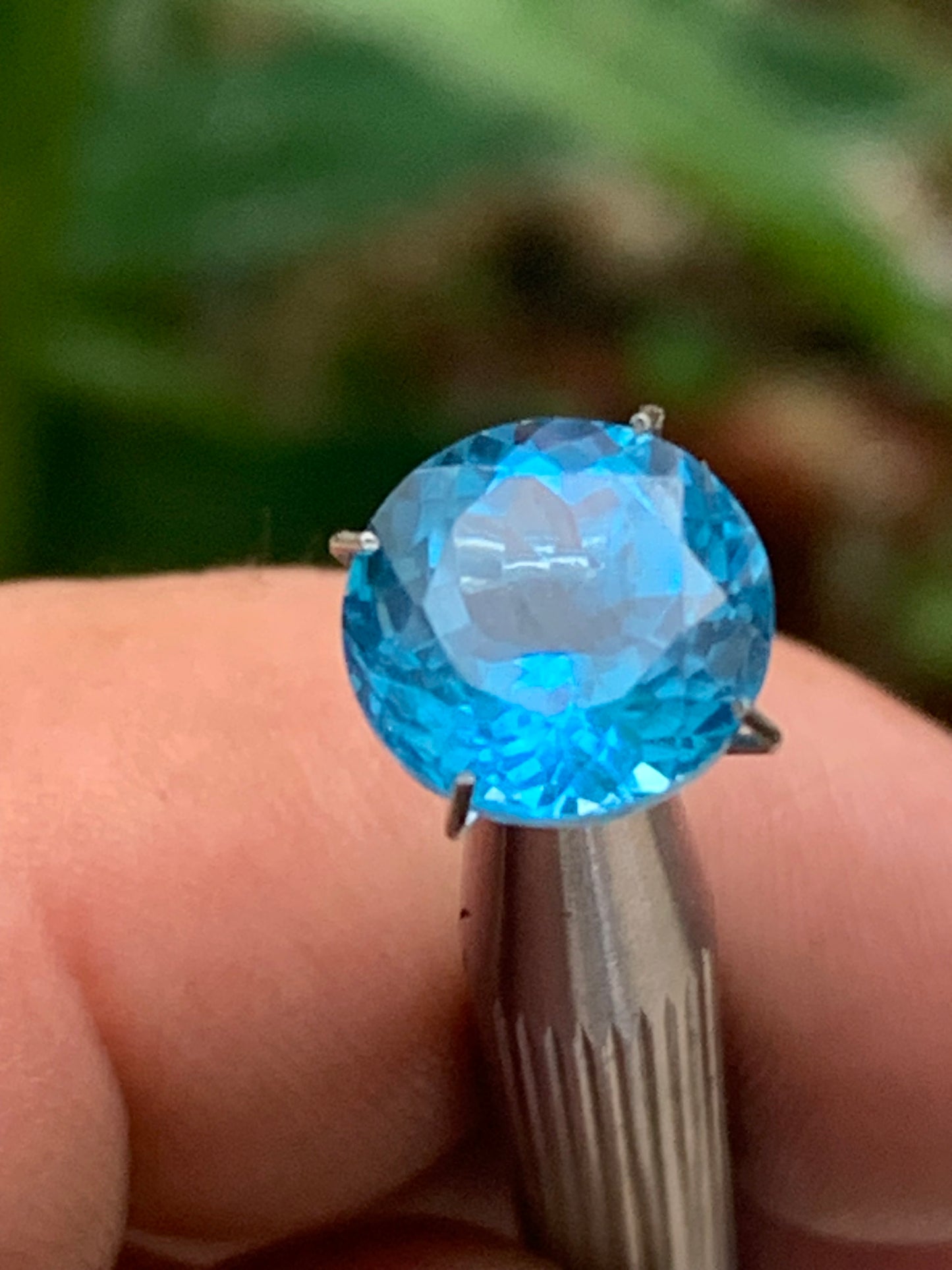 Topaze bleue naturelle de 5,23 carats. Taille de 10 mm de diamètre x 7,50. Parfait en collection, bijouterie, exposition...