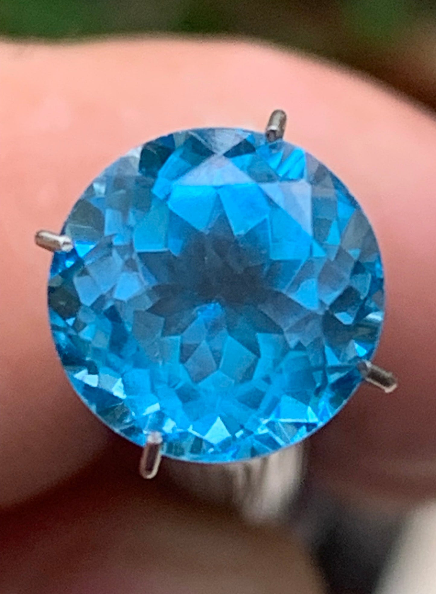 Topaze bleue naturelle de 5,23 carats. Taille de 10 mm de diamètre x 7,50. Parfait en collection, bijouterie, exposition...