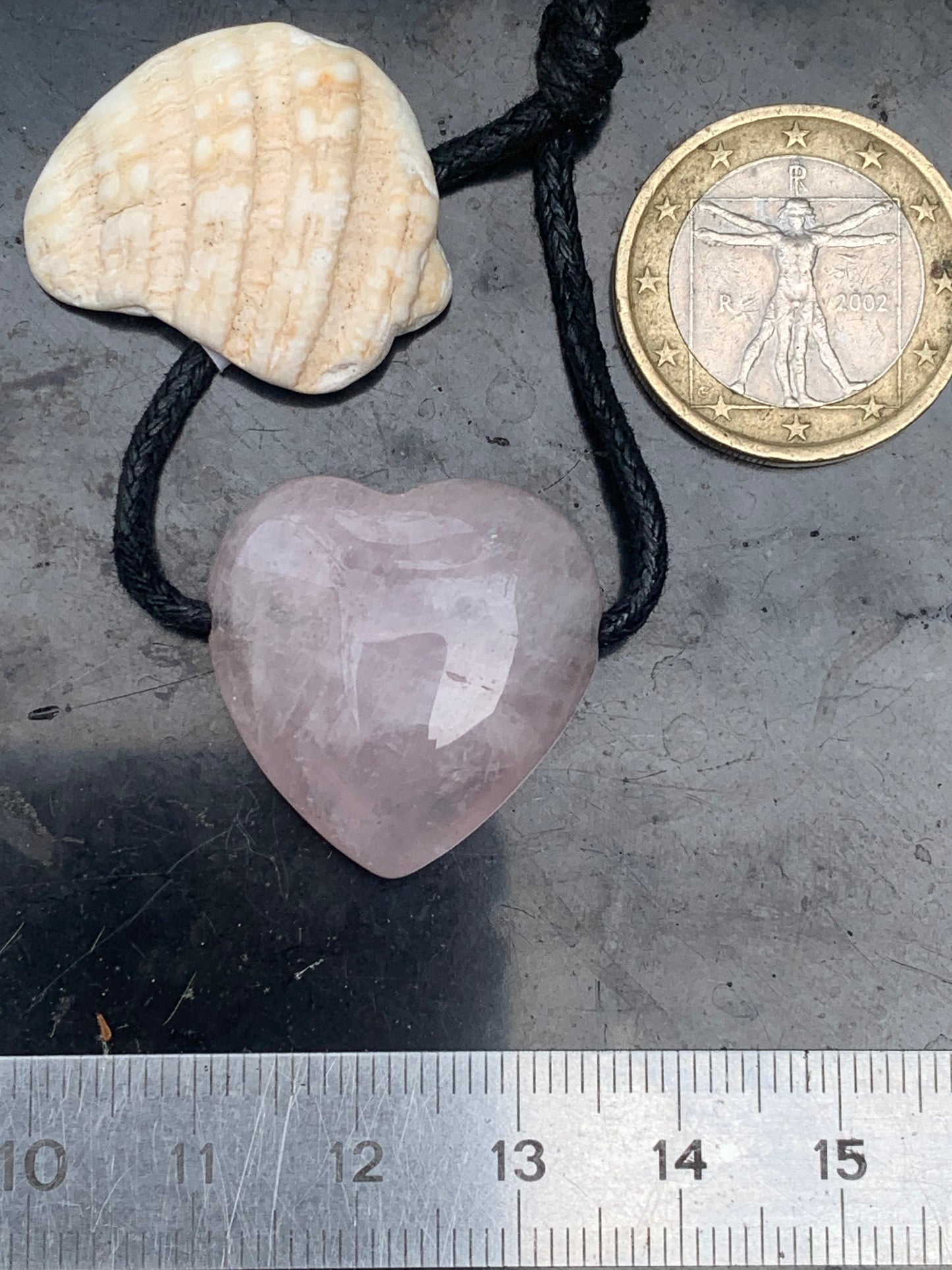 Cristal de roche/ Quartz rose ! Pendentif 'coeur', 25mm de hauteur x 25 de largeur x 7 d'épaisseur. Vendu avec cordon réglable de couleur noire !