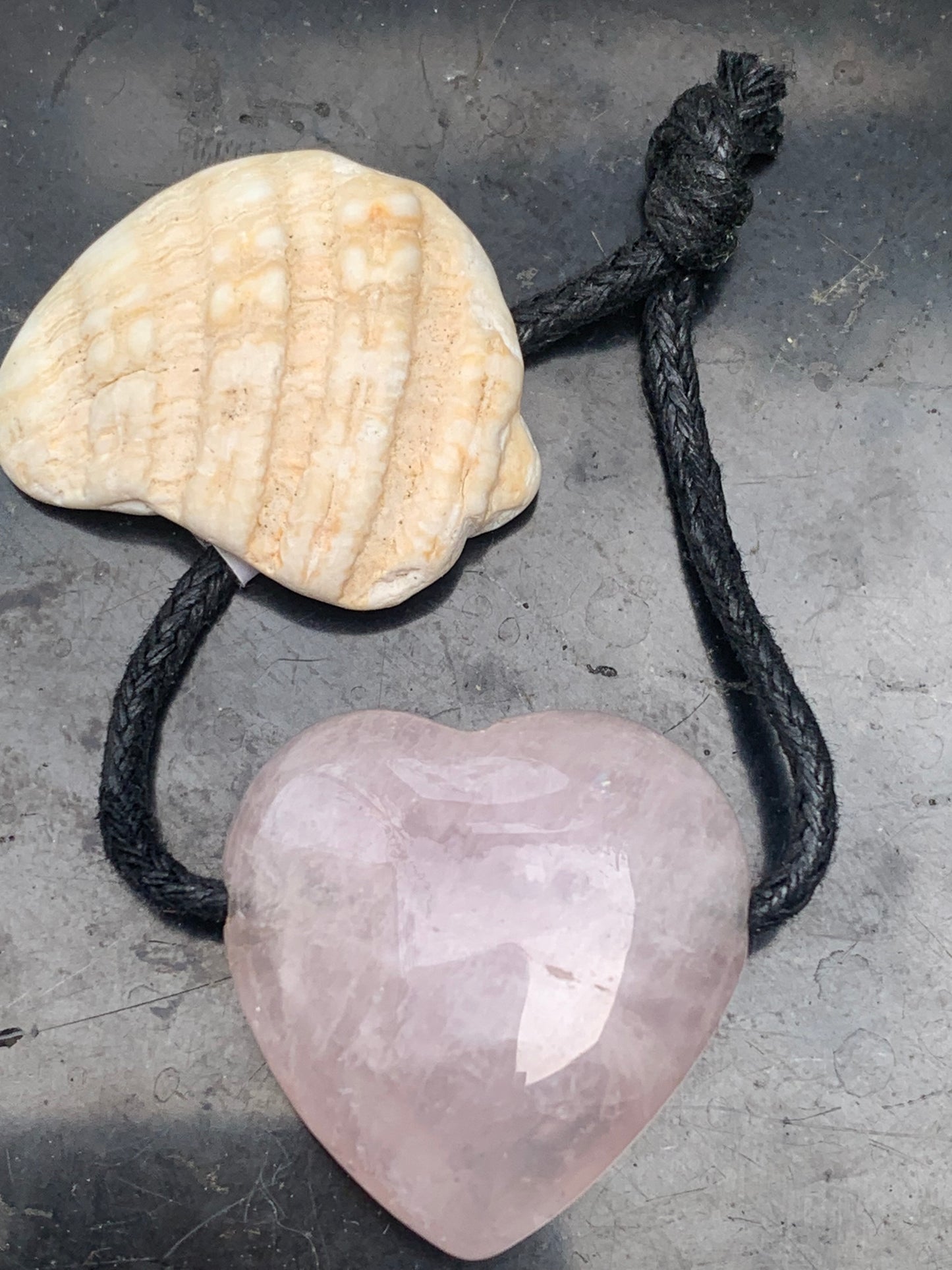 Cristal de roche/ Quartz rose ! Pendentif 'coeur', 25mm de hauteur x 25 de largeur x 7 d'épaisseur. Vendu avec cordon réglable de couleur noire !