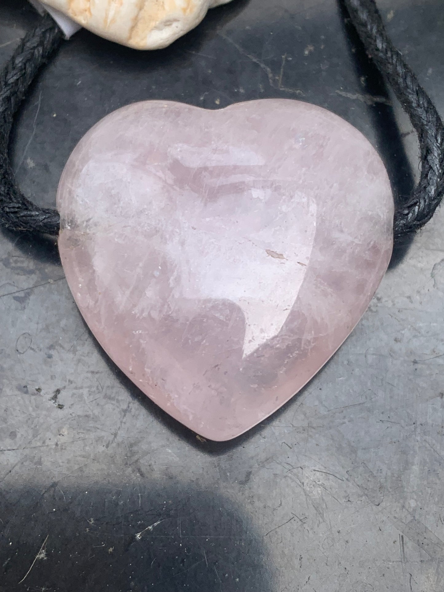 Cristal de roche/ Quartz rose ! Pendentif 'coeur', 25mm de hauteur x 25 de largeur x 7 d'épaisseur. Vendu avec cordon réglable de couleur noire !