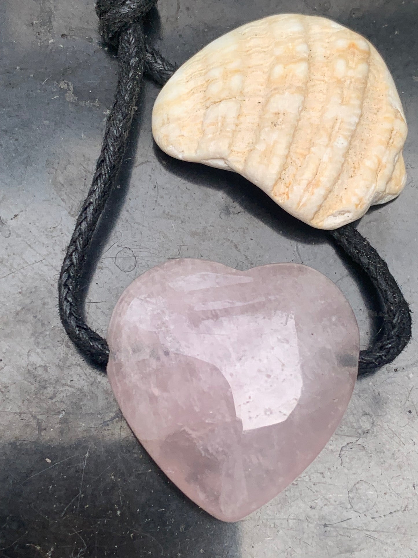 Cristal de roche/ Quartz rose ! Pendentif 'coeur', 25mm de hauteur x 25 de largeur x 7 d'épaisseur. Vendu avec cordon réglable de couleur noire !