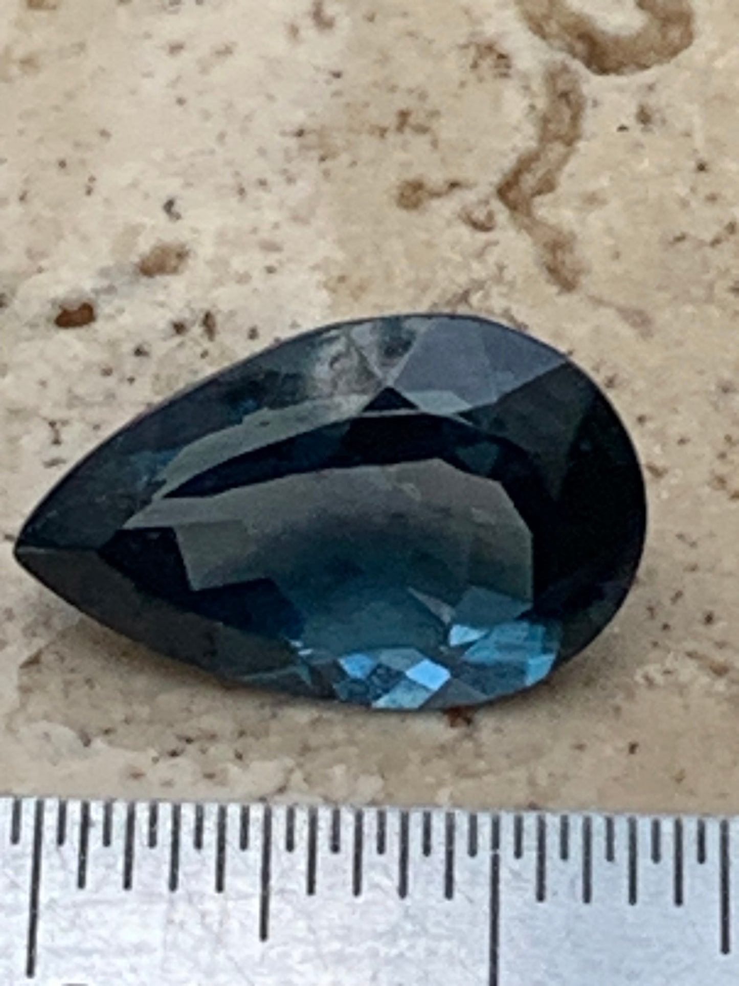 Topaze bleue naturelle de 5,94 carats. Taille de 14 mm x 10 x 7,50. Parfait en collection, bijouterie, exposition...