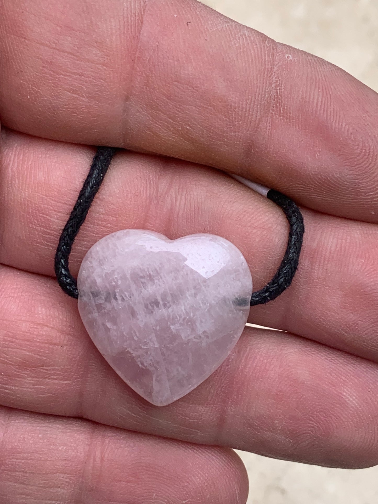 Cristal de roche/ Quartz rose ! Pendentif 'coeur', 25mm de hauteur x 25 de largeur x 7 d'épaisseur. Vendu avec cordon réglable de couleur noire !