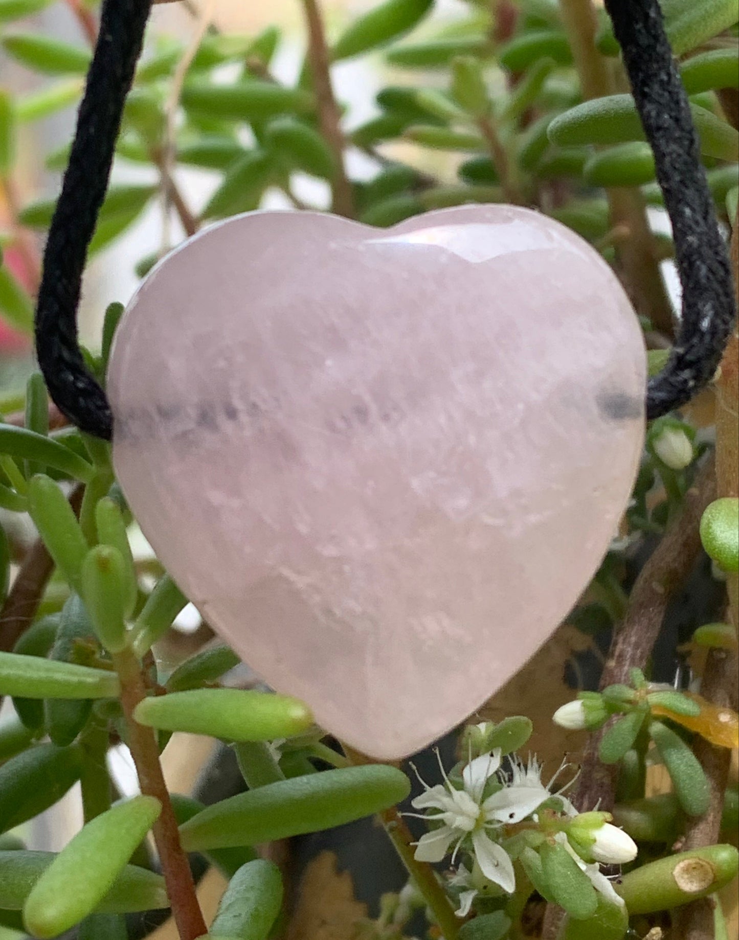 Cristal de roche/ Quartz rose ! Pendentif 'coeur', 25mm de hauteur x 25 de largeur x 7 d'épaisseur. Vendu avec cordon réglable de couleur noire !
