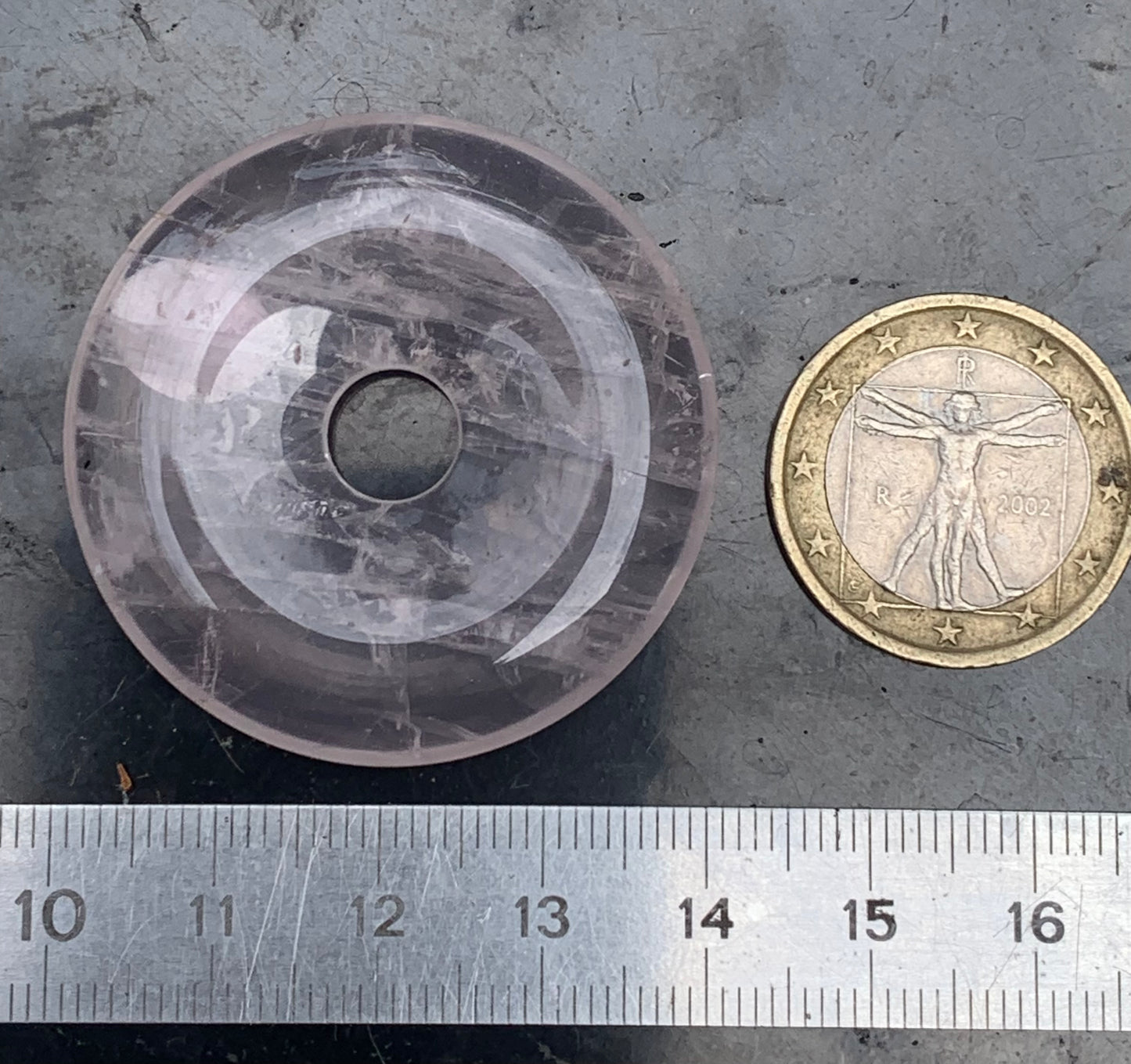 Cristal de roche/ Quartz rose, pendentif Donuts, 40mm de hauteur x 40 de largeur x 7 d'épaisseur. Vendu avec cordon réglable de couleur noire !