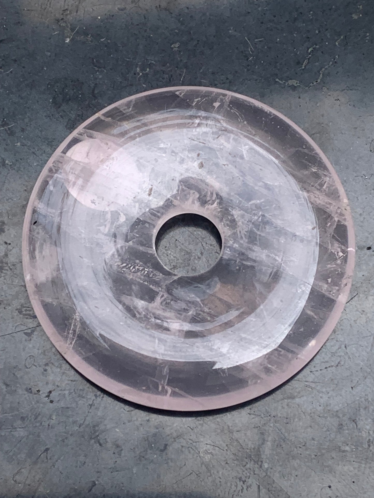 Cristal de roche/ Quartz rose, pendentif Donuts, 40mm de hauteur x 40 de largeur x 7 d'épaisseur. Vendu avec cordon réglable de couleur noire !