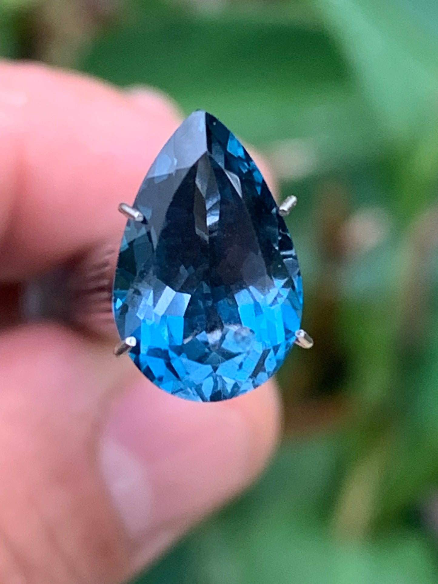 Topaze bleue naturelle de 5,94 carats. Taille de 14 mm x 10 x 7,50. Parfait en collection, bijouterie, exposition...