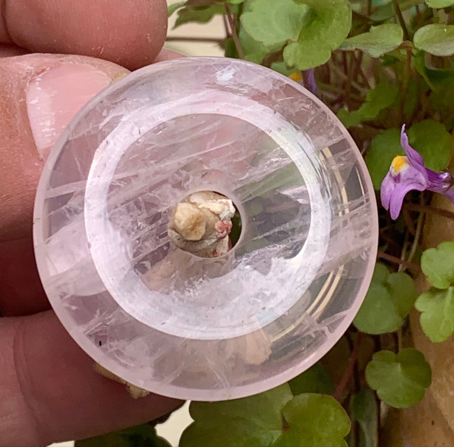 Cristal de roche/ Quartz rose, pendentif Donuts, 40mm de hauteur x 40 de largeur x 7 d'épaisseur. Vendu avec cordon réglable de couleur noire !