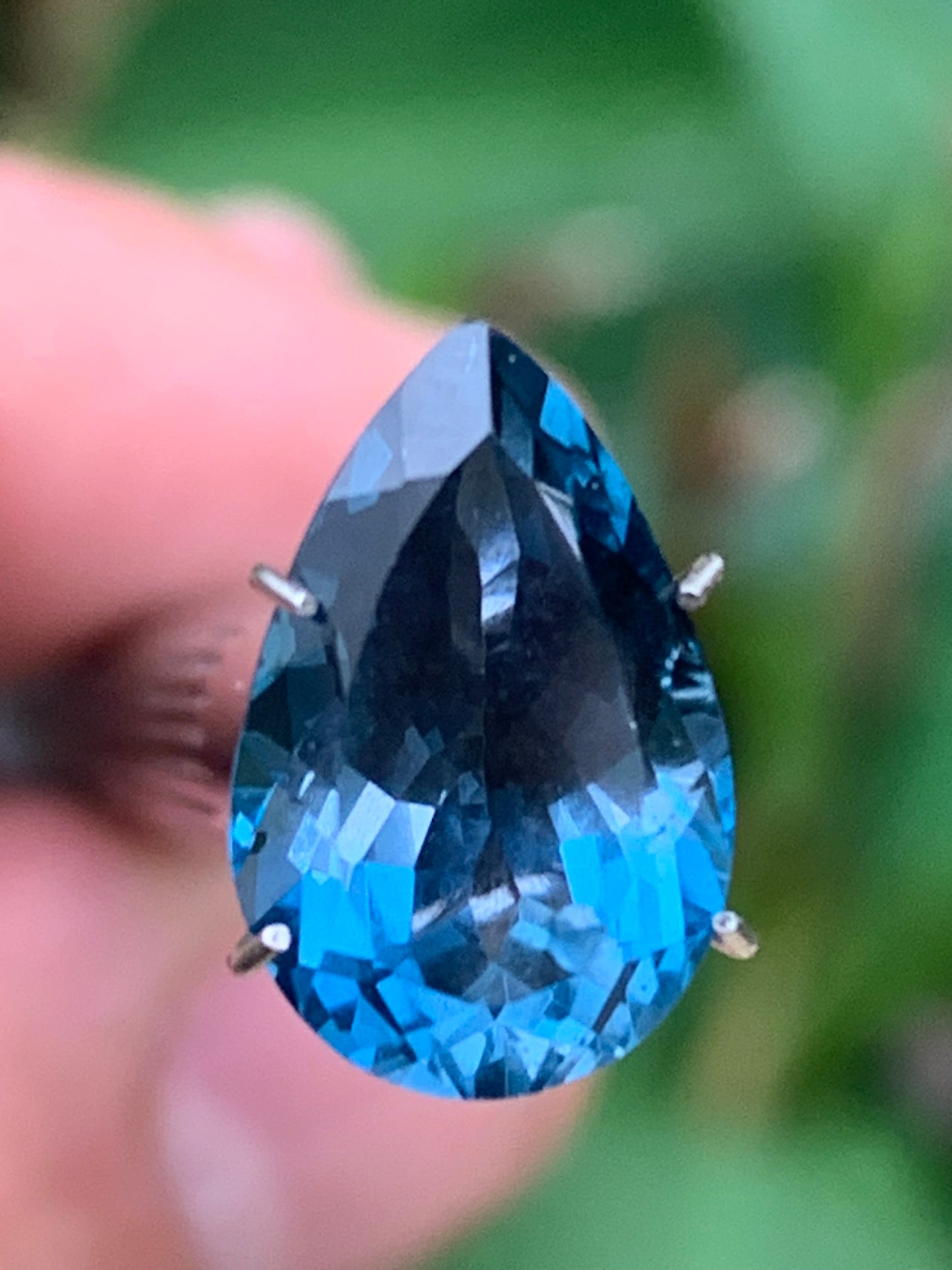 Topaze bleue naturelle de 5,94 carats. Taille de 14 mm x 10 x 7,50. Parfait en collection, bijouterie, exposition...