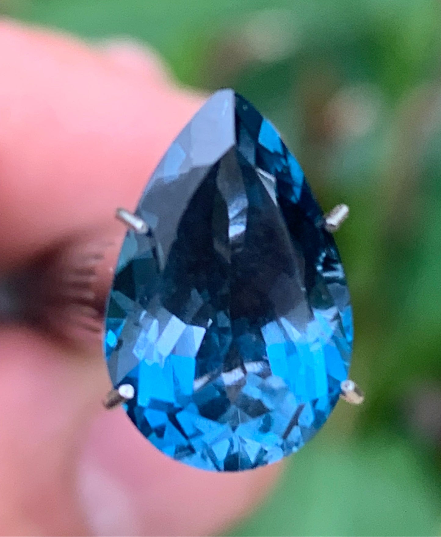 Topaze bleue naturelle de 5,94 carats. Taille de 14 mm x 10 x 7,50. Parfait en collection, bijouterie, exposition...