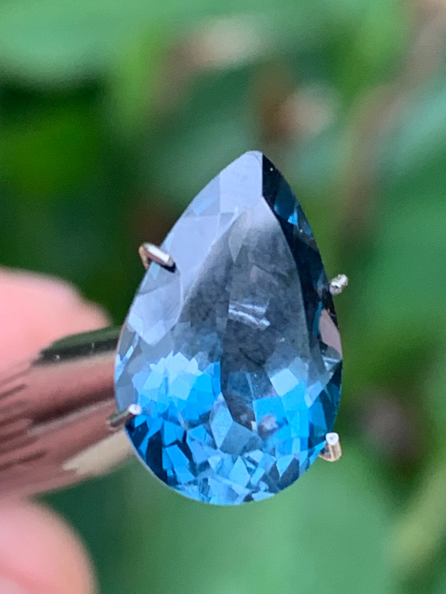 Topaze bleue naturelle de 5,94 carats. Taille de 14 mm x 10 x 7,50. Parfait en collection, bijouterie, exposition...