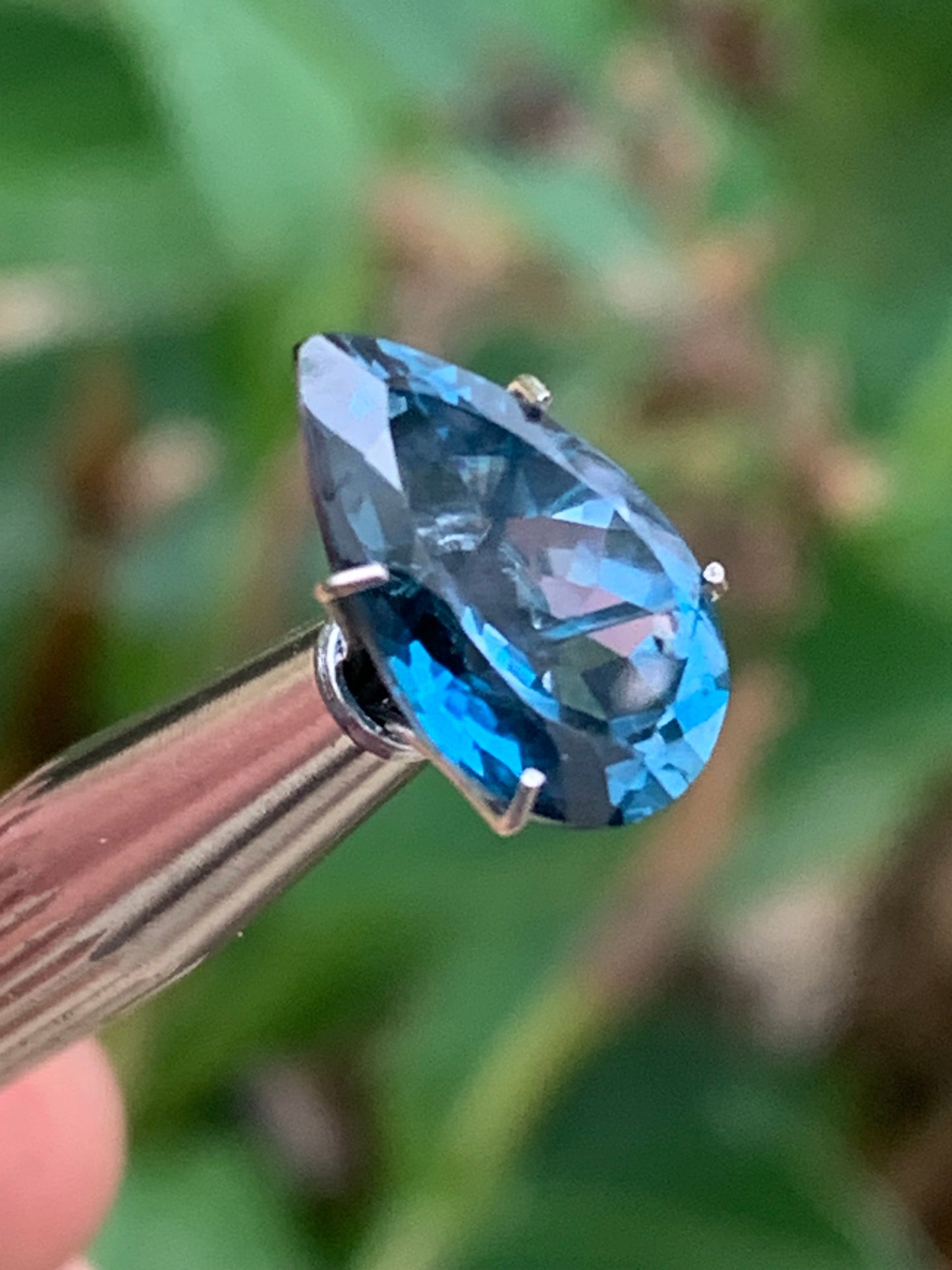 Topaze bleue naturelle de 5,94 carats. Taille de 14 mm x 10 x 7,50. Parfait en collection, bijouterie, exposition...