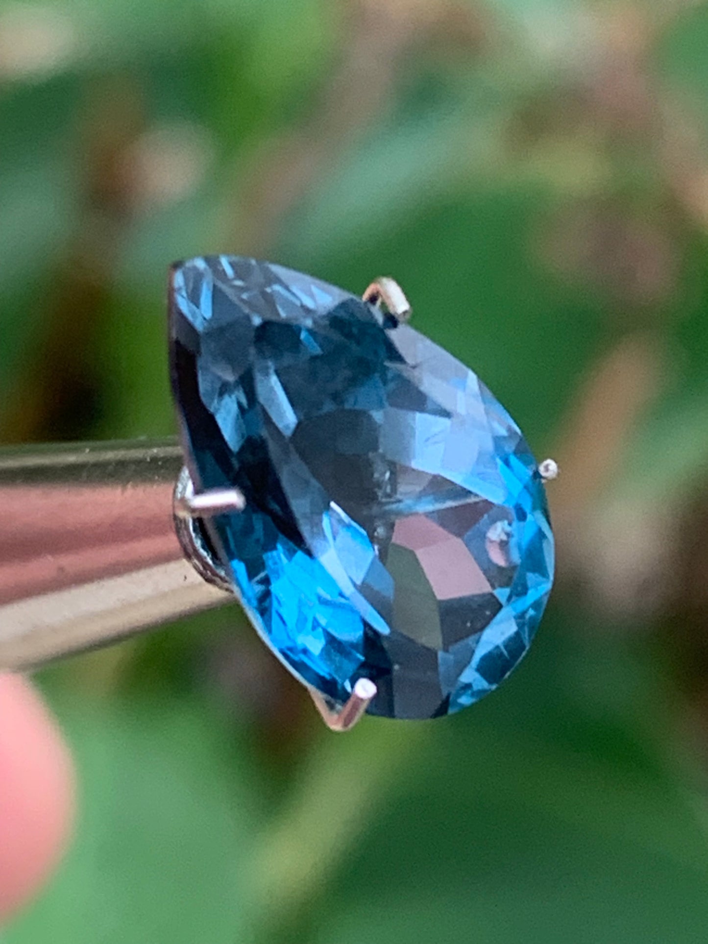 Topaze bleue naturelle de 5,94 carats. Taille de 14 mm x 10 x 7,50. Parfait en collection, bijouterie, exposition...