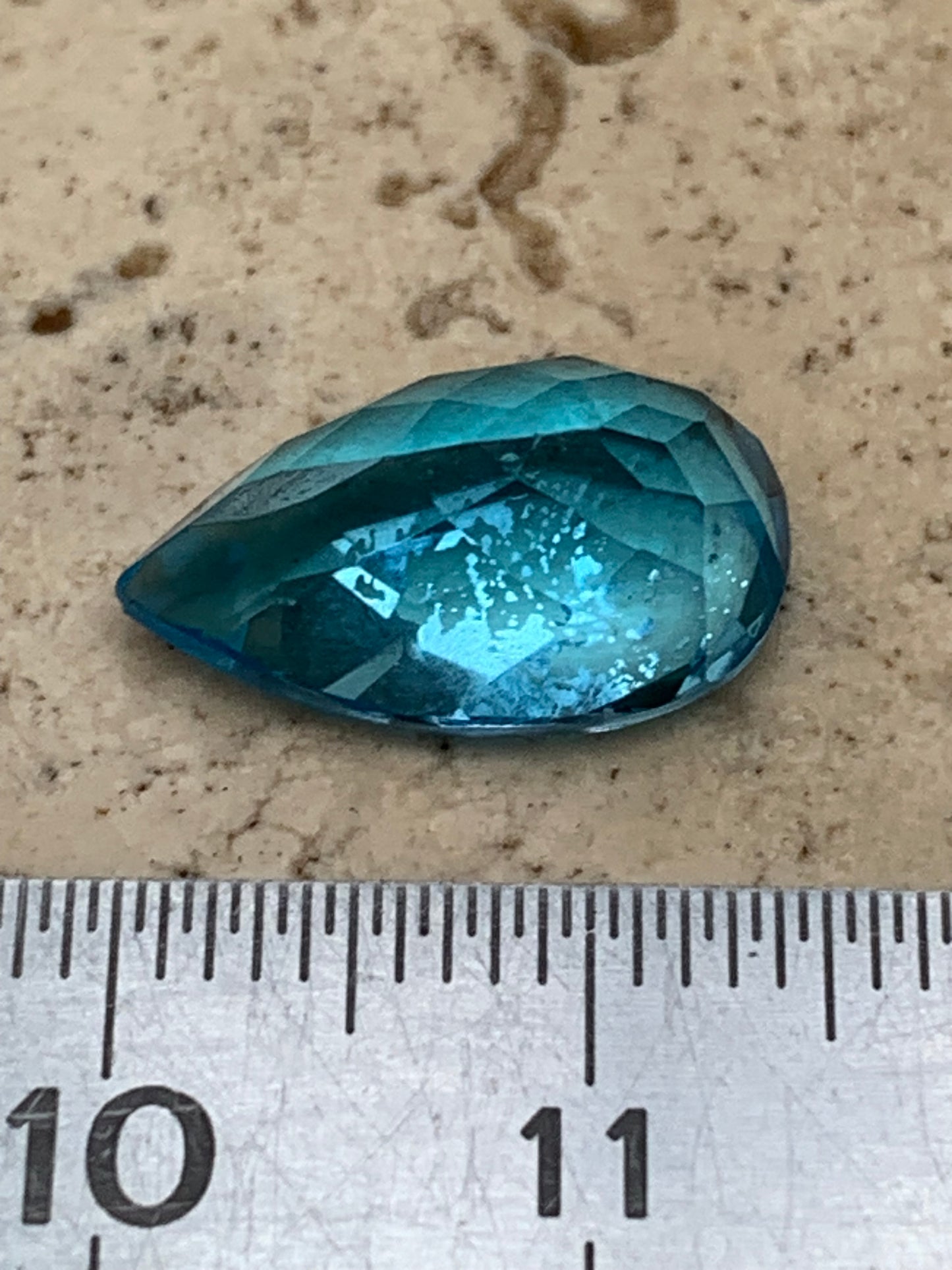 Topaze bleue naturelle de 6,67 carats. Taille de 15 mm x 10 x 7,50. Parfait en collection, bijouterie, exposition...