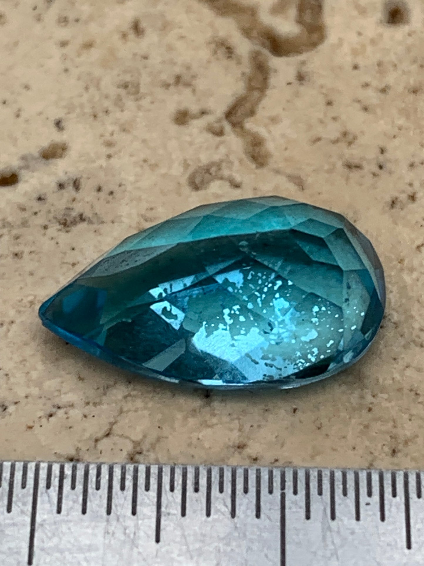 Topaze bleue naturelle de 6,67 carats. Taille de 15 mm x 10 x 7,50. Parfait en collection, bijouterie, exposition...