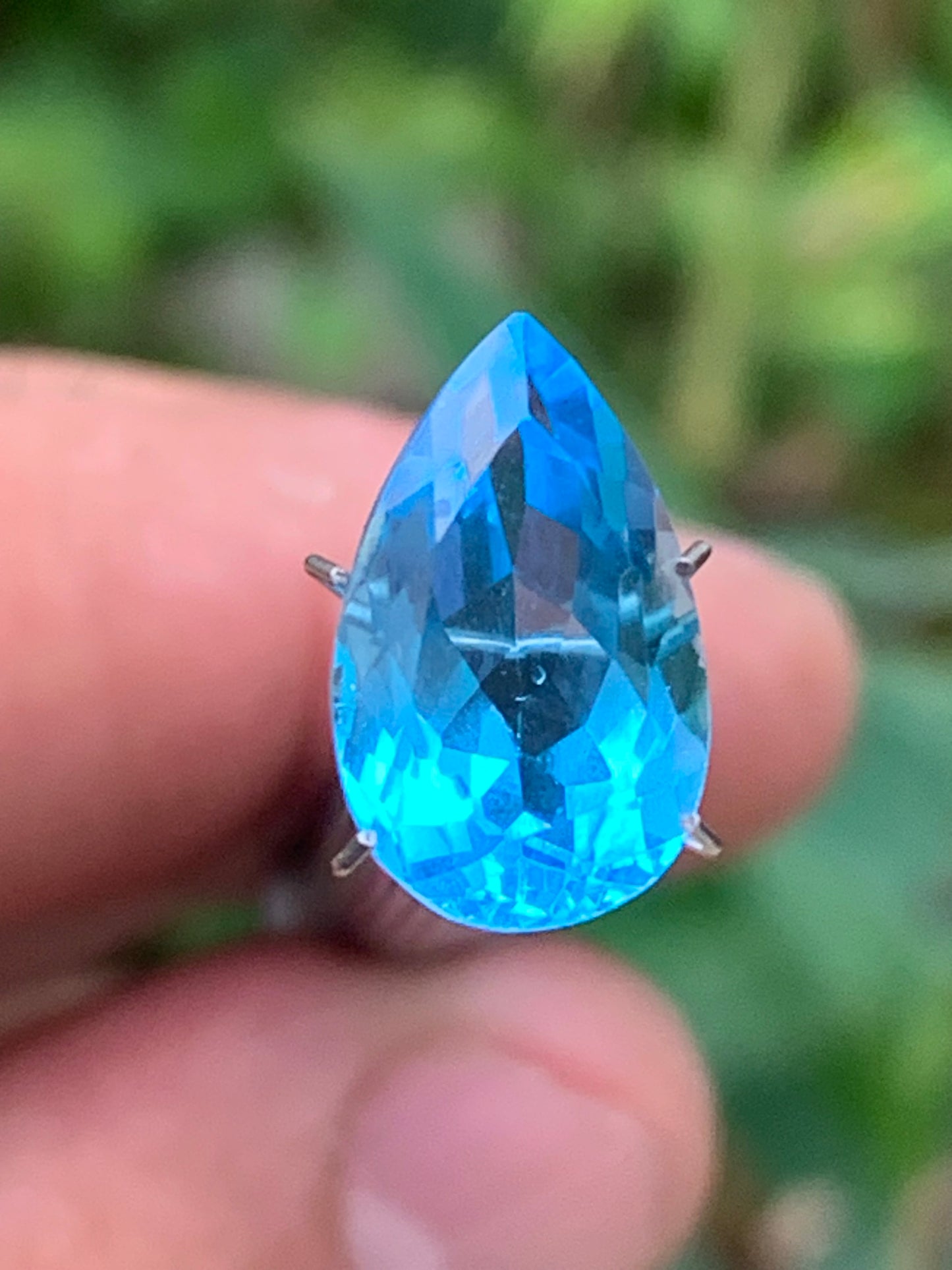 Topaze bleue naturelle de 6,67 carats. Taille de 15 mm x 10 x 7,50. Parfait en collection, bijouterie, exposition...