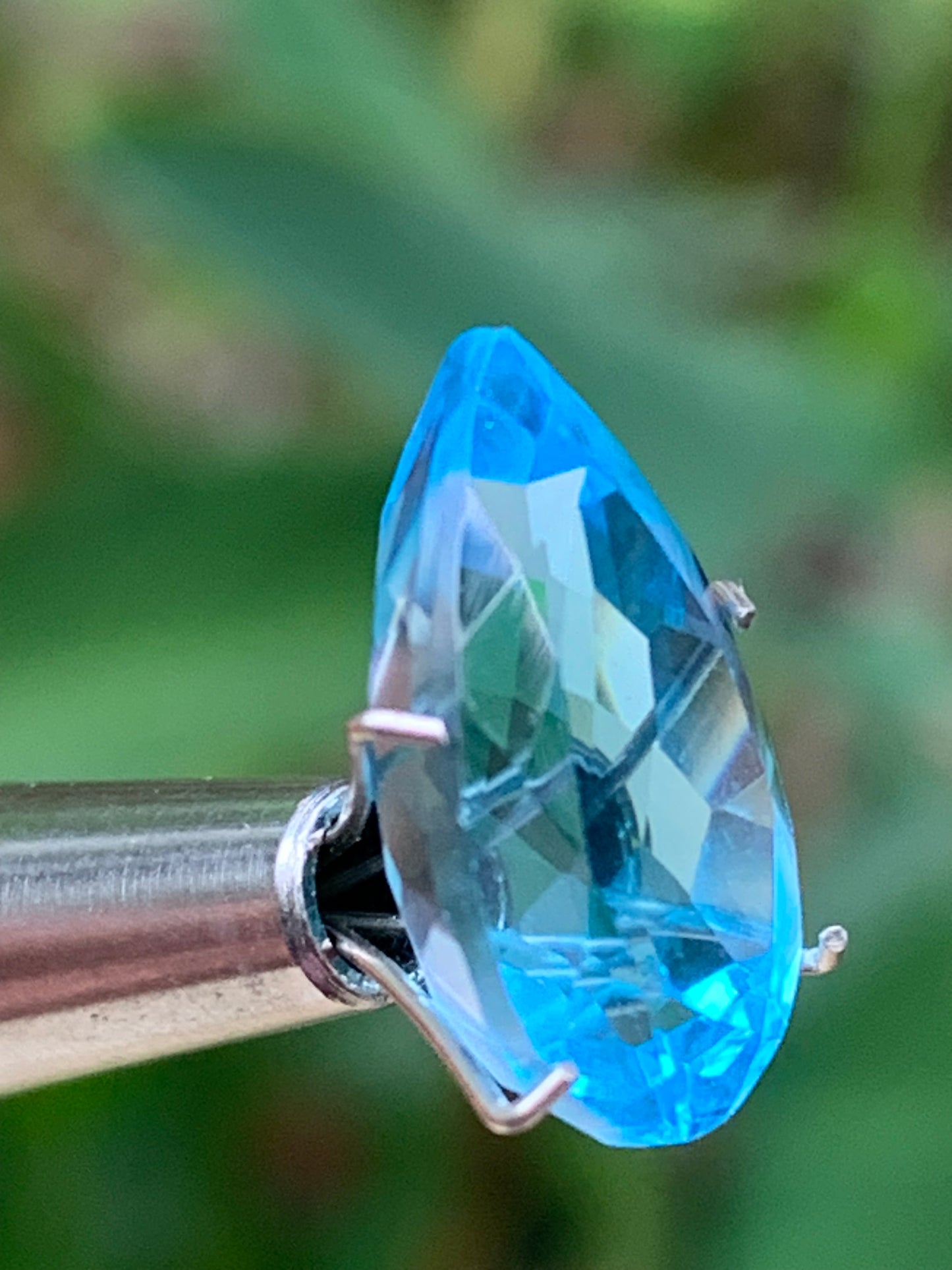 Topaze bleue naturelle de 6,67 carats. Taille de 15 mm x 10 x 7,50. Parfait en collection, bijouterie, exposition...