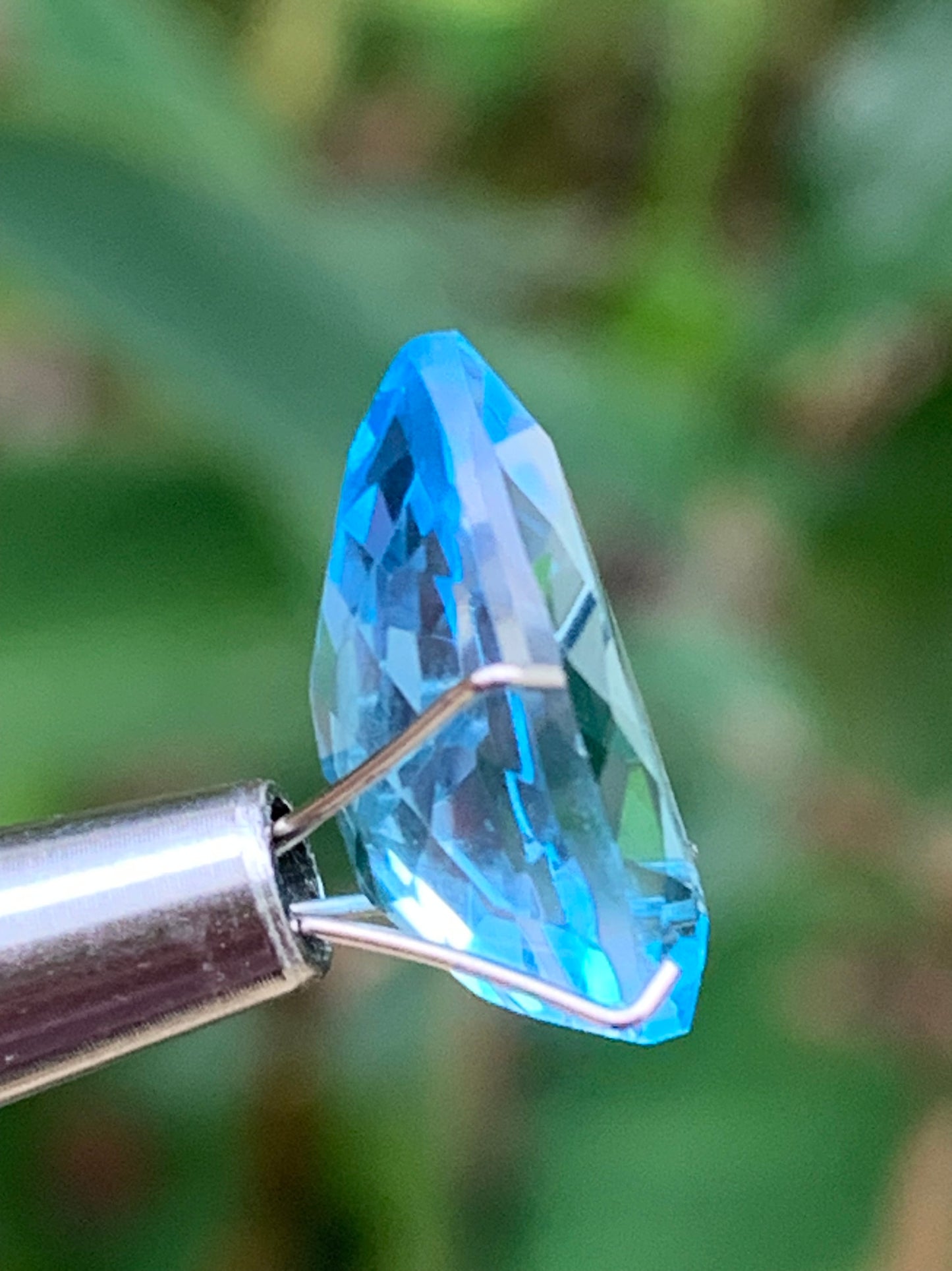 Topaze bleue naturelle de 6,67 carats. Taille de 15 mm x 10 x 7,50. Parfait en collection, bijouterie, exposition...