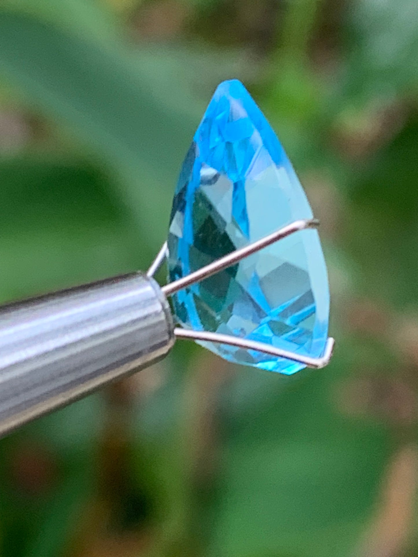 Topaze bleue naturelle de 6,67 carats. Taille de 15 mm x 10 x 7,50. Parfait en collection, bijouterie, exposition...
