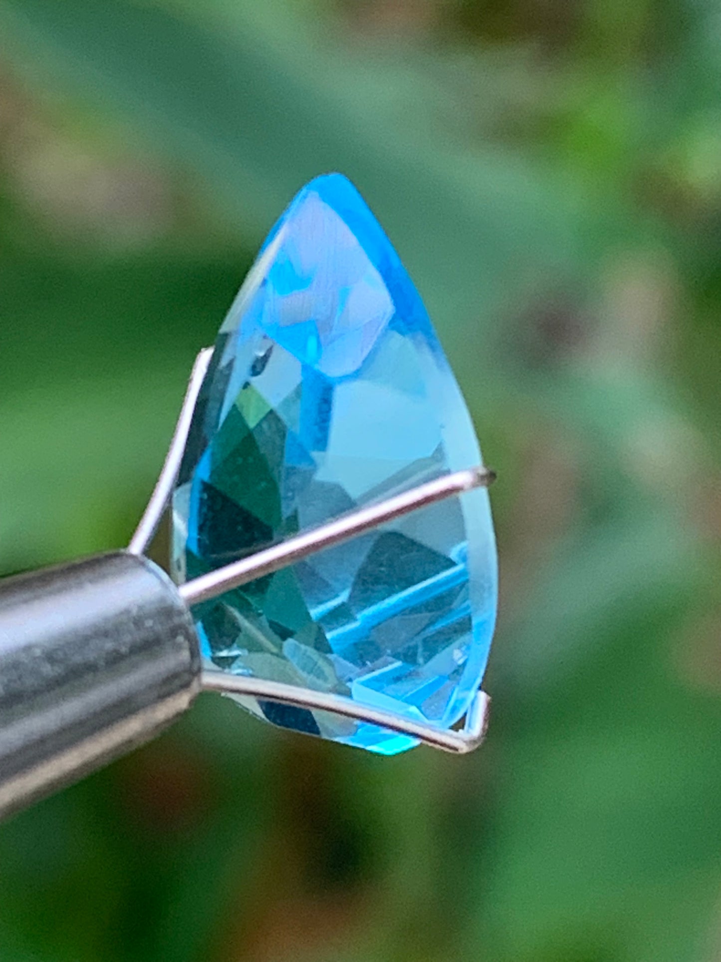 Topaze bleue naturelle de 6,67 carats. Taille de 15 mm x 10 x 7,50. Parfait en collection, bijouterie, exposition...