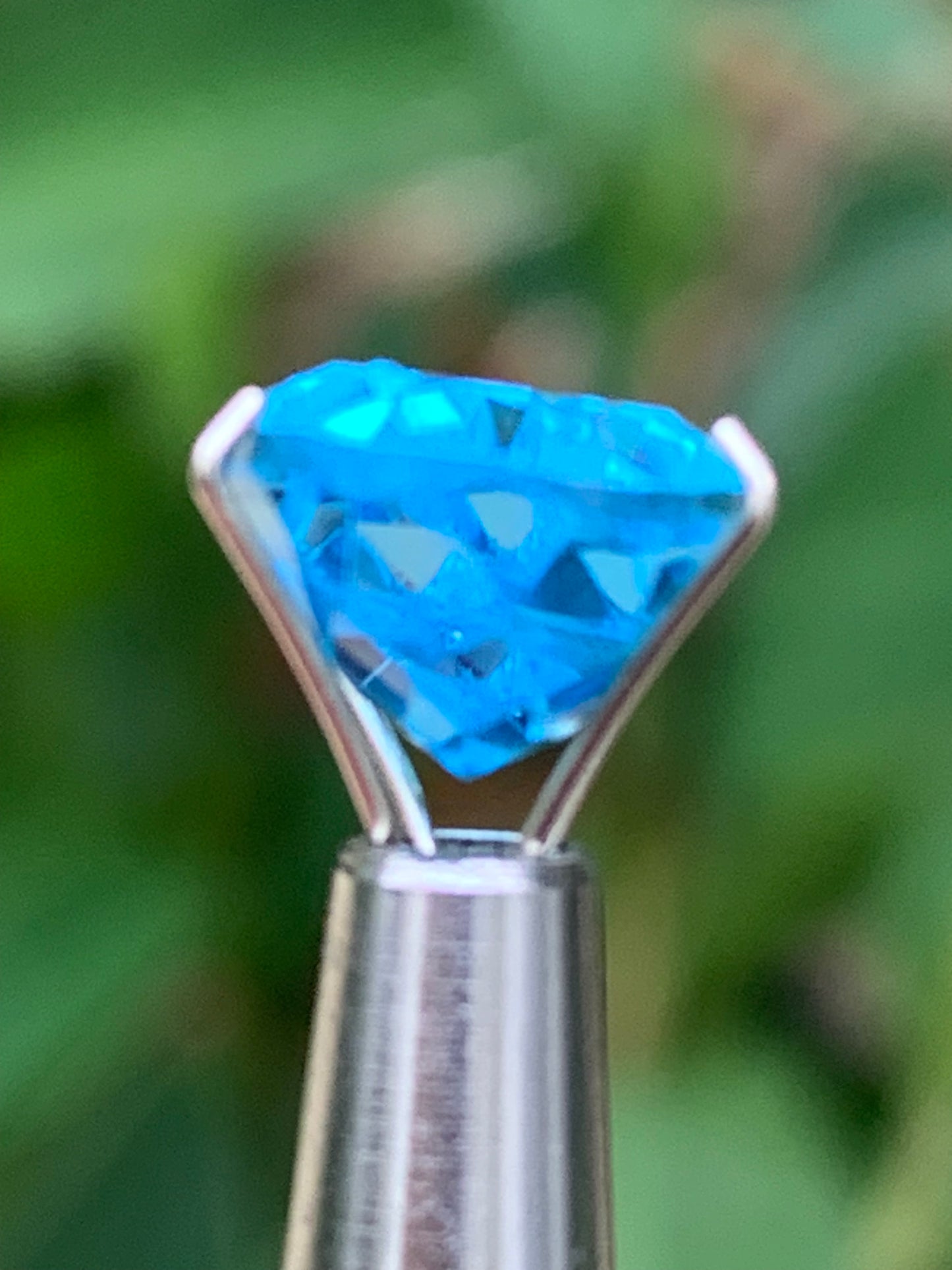 Topaze bleue naturelle de 6,67 carats. Taille de 15 mm x 10 x 7,50. Parfait en collection, bijouterie, exposition...