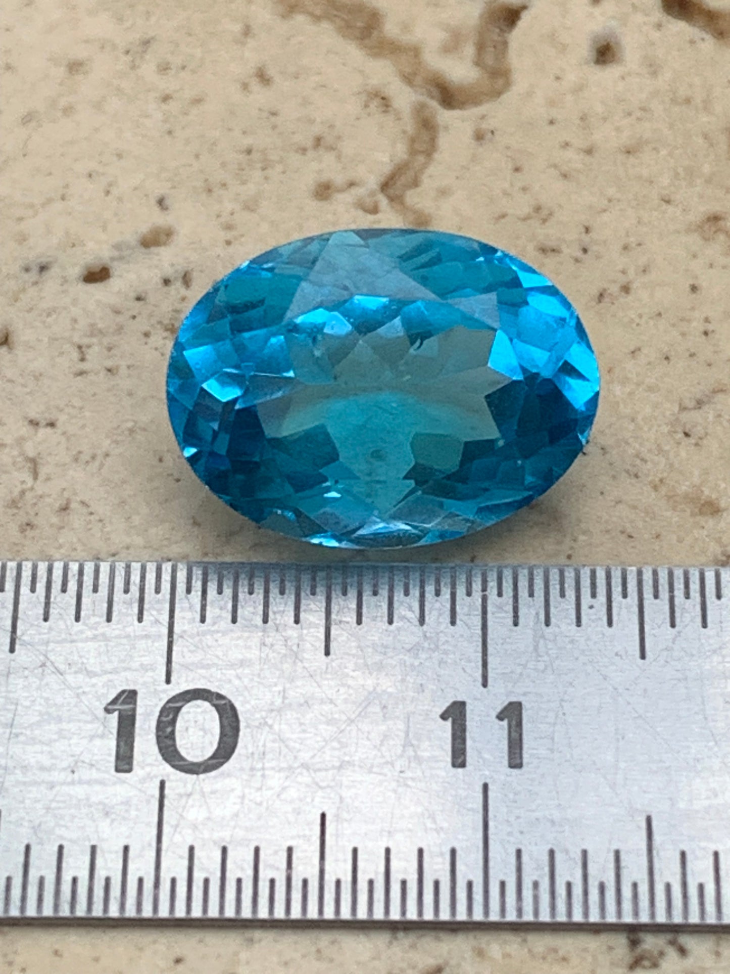 Topaze bleue naturelle de 8,24 carats. Taille de 15 mm x 10 x 7,50. Parfait en collection, bijouterie, exposition...
