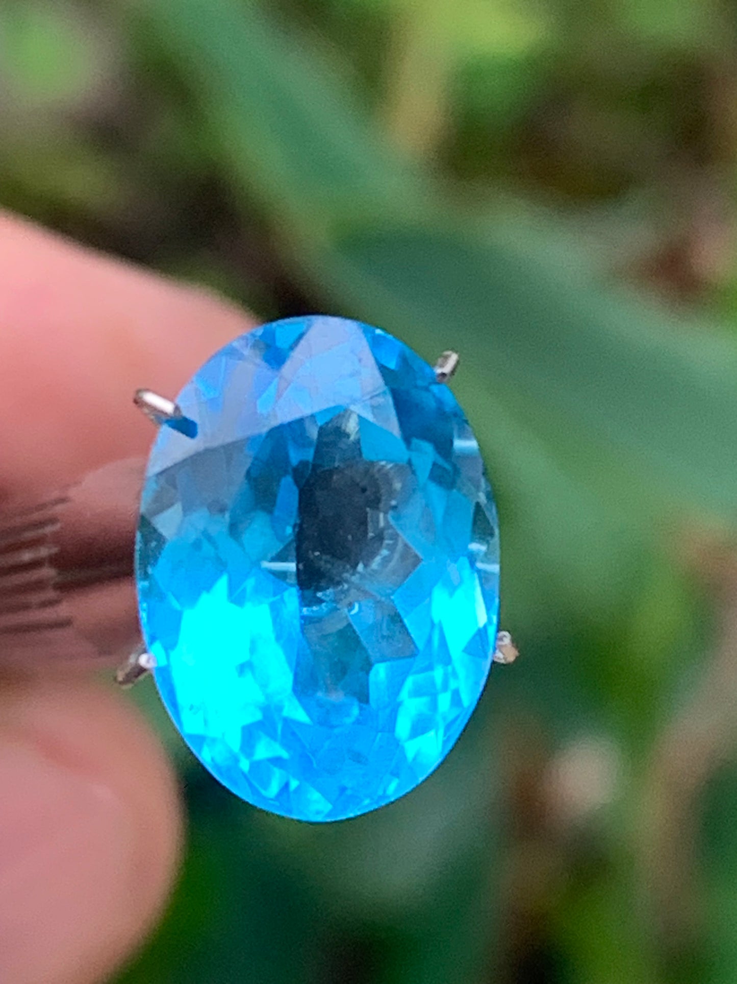 Topaze bleue naturelle de 8,24 carats. Taille de 15 mm x 10 x 7,50. Parfait en collection, bijouterie, exposition...