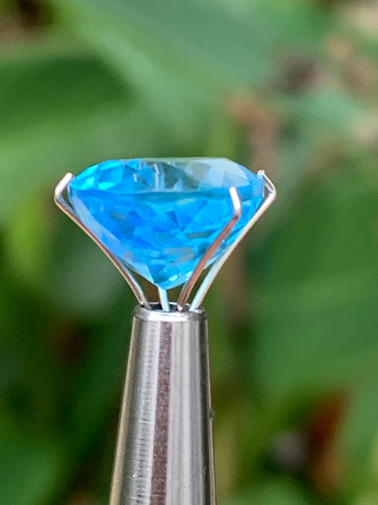 Topaze bleue naturelle de 8,24 carats. Taille de 15 mm x 10 x 7,50. Parfait en collection, bijouterie, exposition...